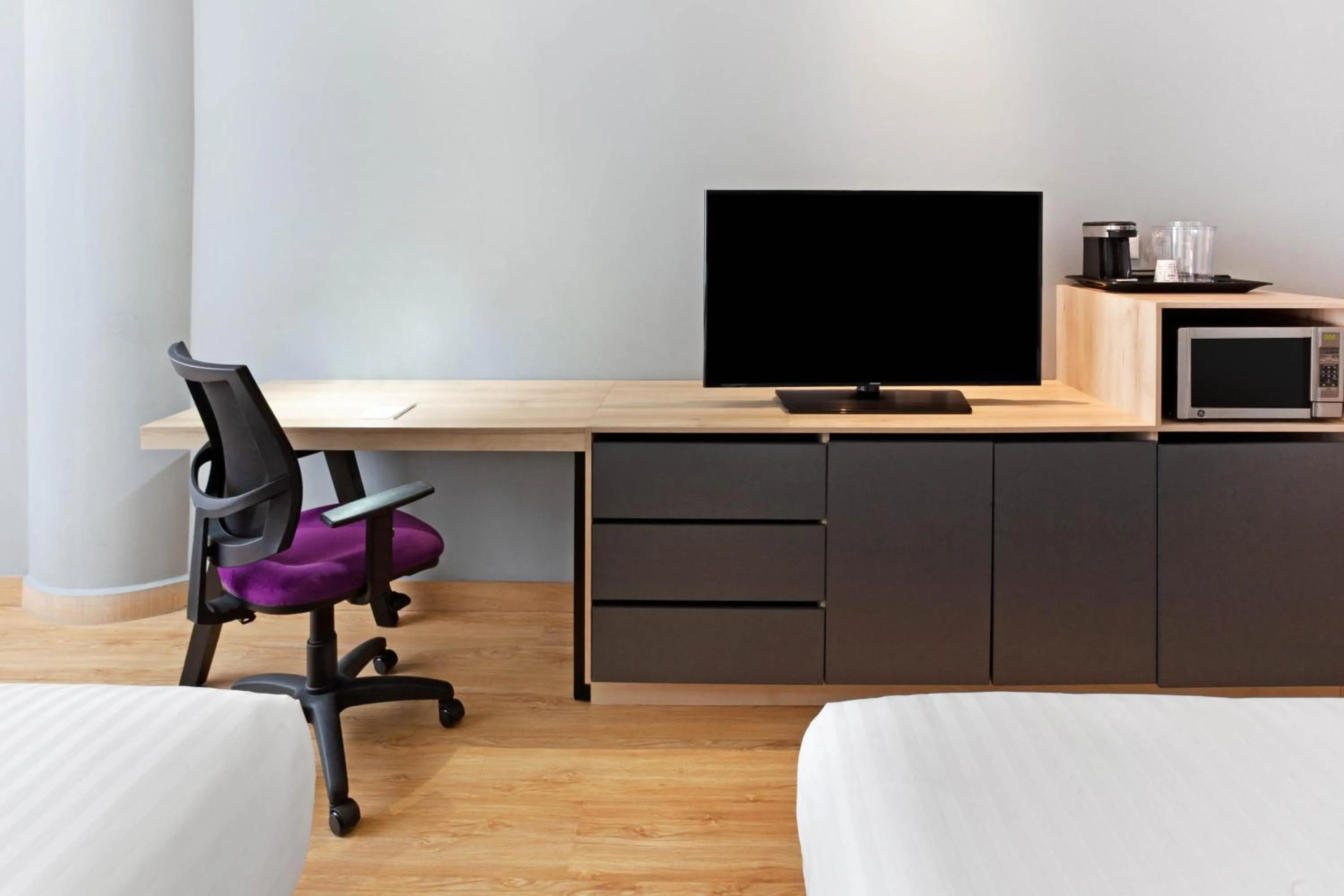 TV and multimedia in La Quinta by Wyndham Medellin