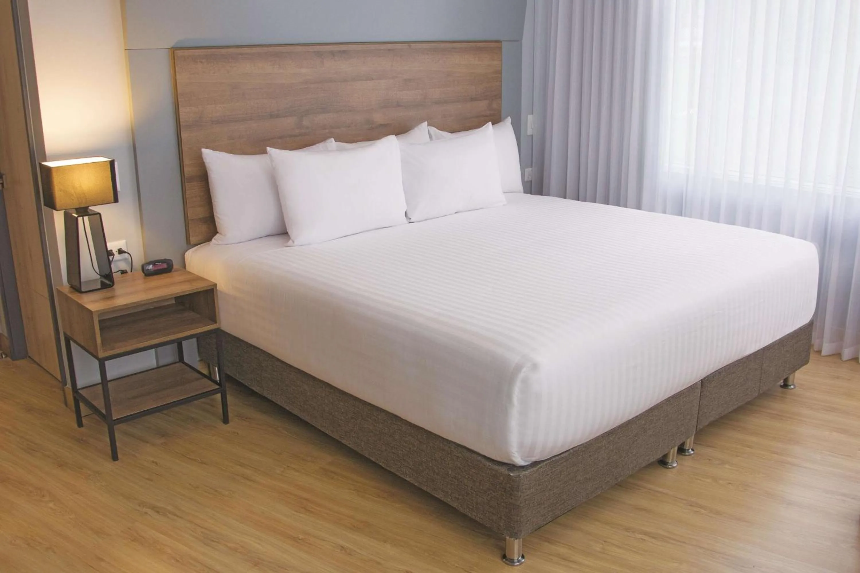 Photo of the whole room, Bed in La Quinta by Wyndham Medellin