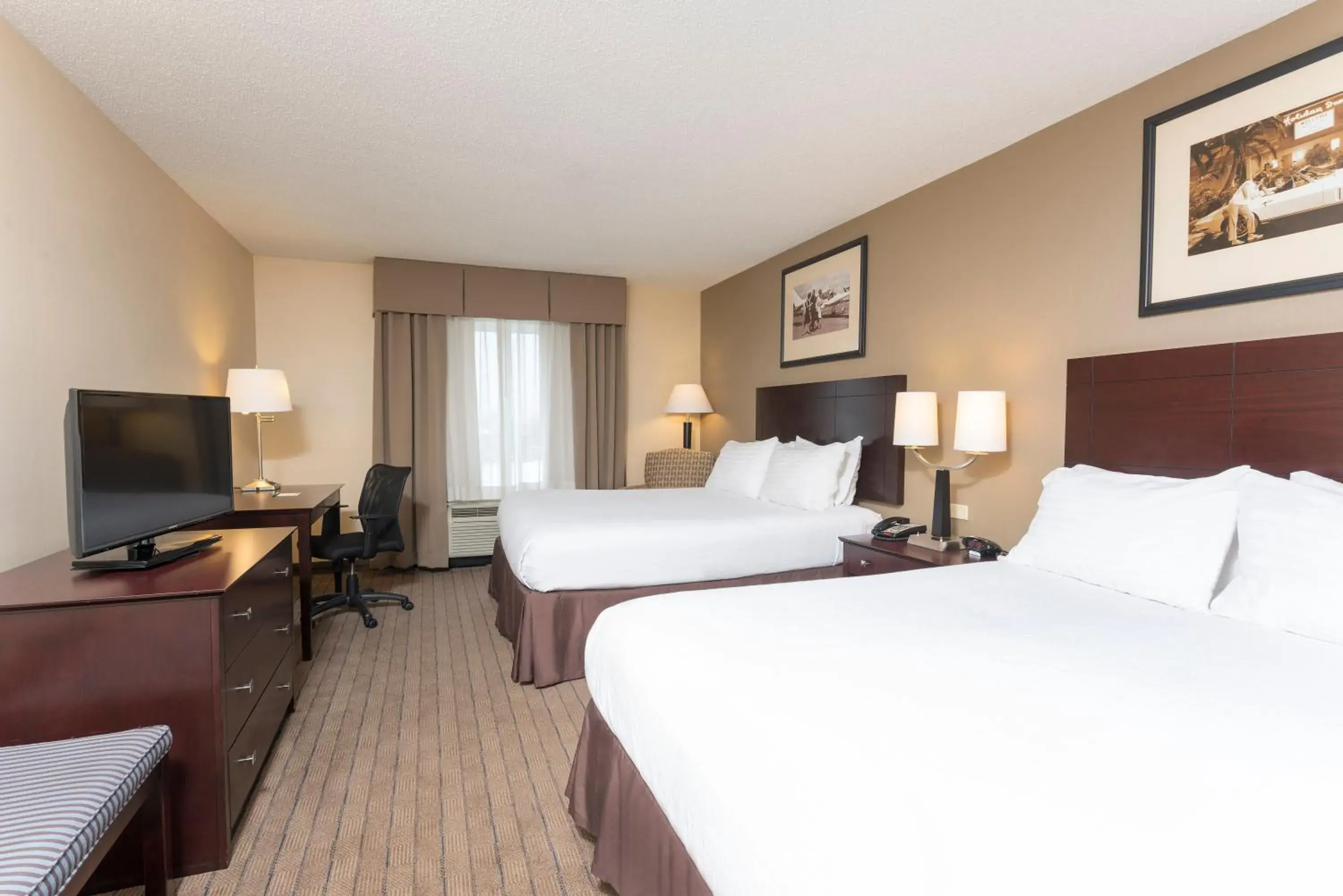 Standard Room with Two Queen Beds in Holiday Inn Aurora North - Naperville by IHG Standard Room with Two Queen Beds in Holiday Inn Aurora North - Naperville by IHG