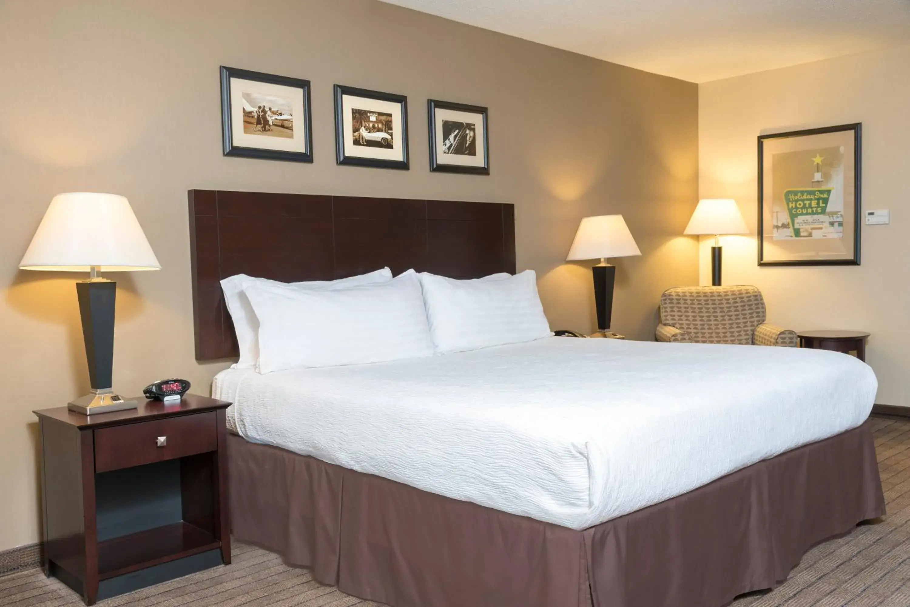 Standard King Room with Mobility Accessible Roll-In Shower in Holiday Inn Aurora North - Naperville by IHG Standard King Room with Mobility Accessible Roll-In Shower in Holiday Inn Aurora North - Naperville by IHG