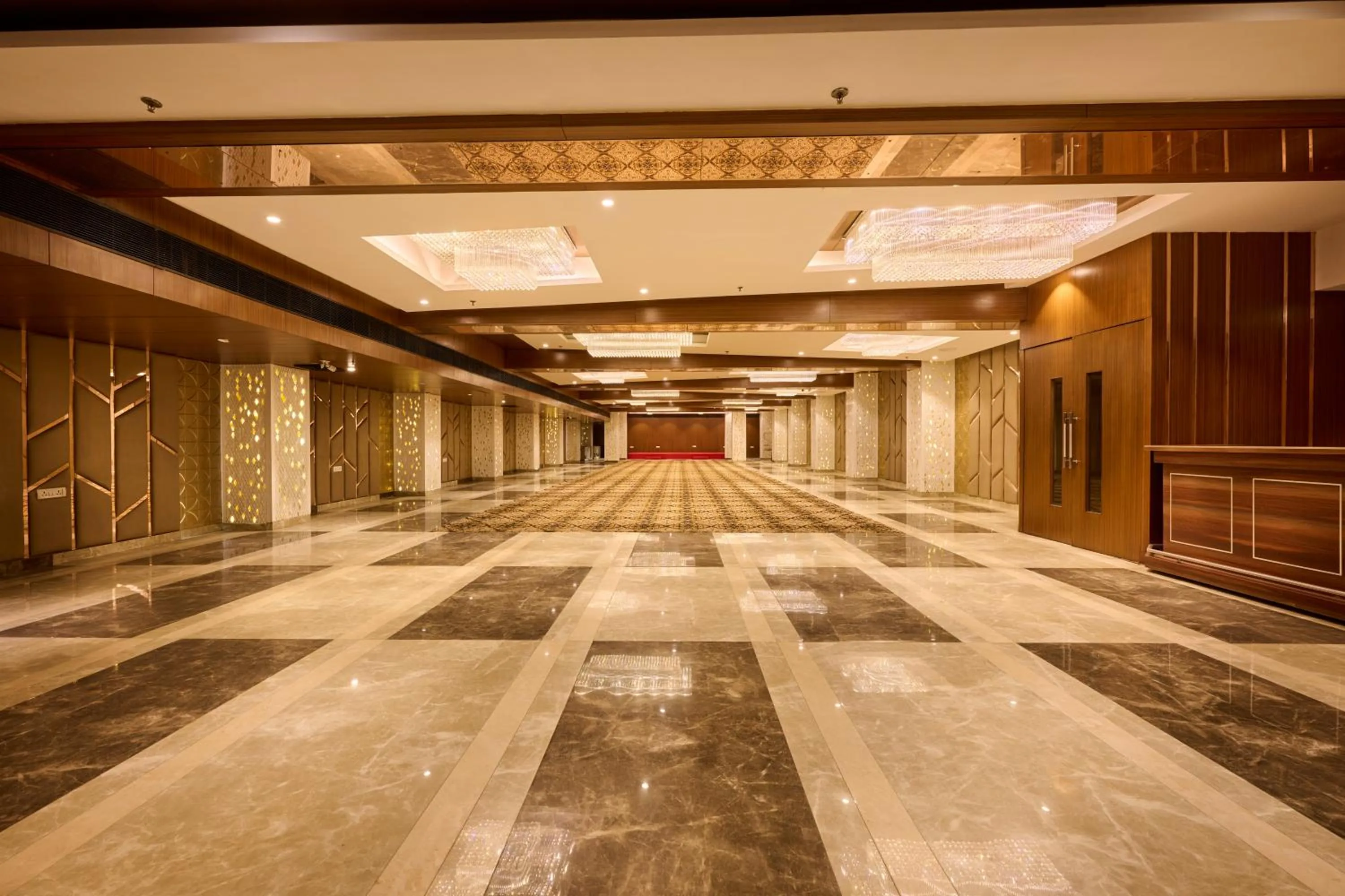Banquet/Function facilities in Delite Sarovar Portico Faridabad