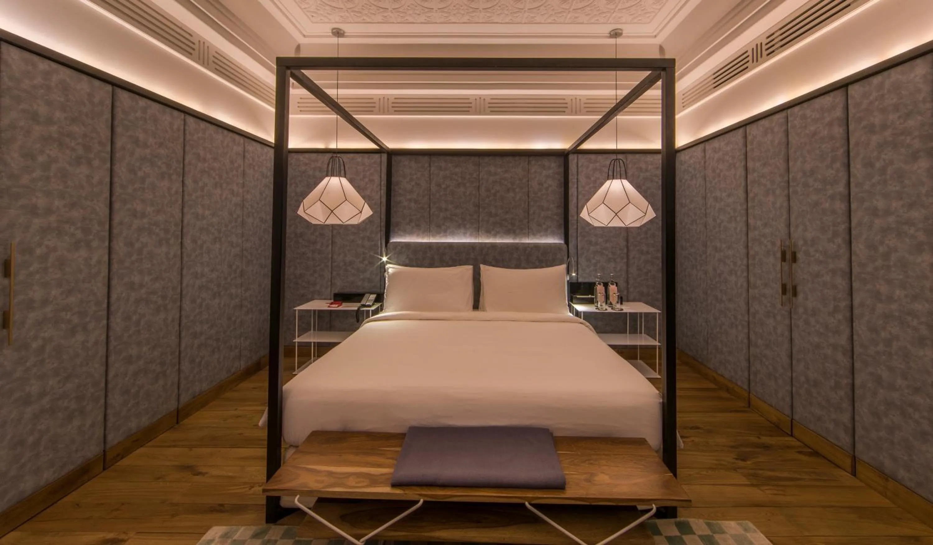 Bedroom, Bed in Narendra Bhawan