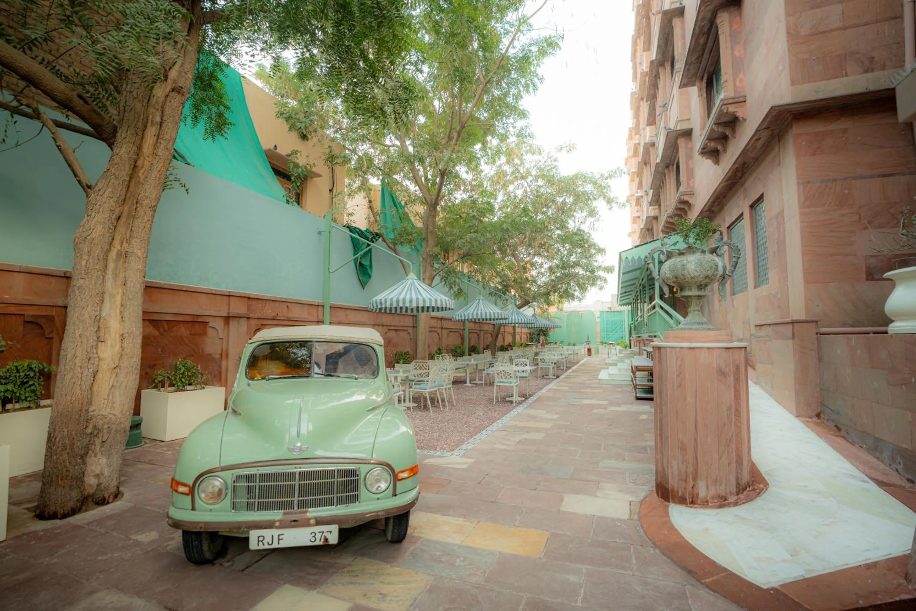 Restaurant/places to eat in Narendra Bhawan