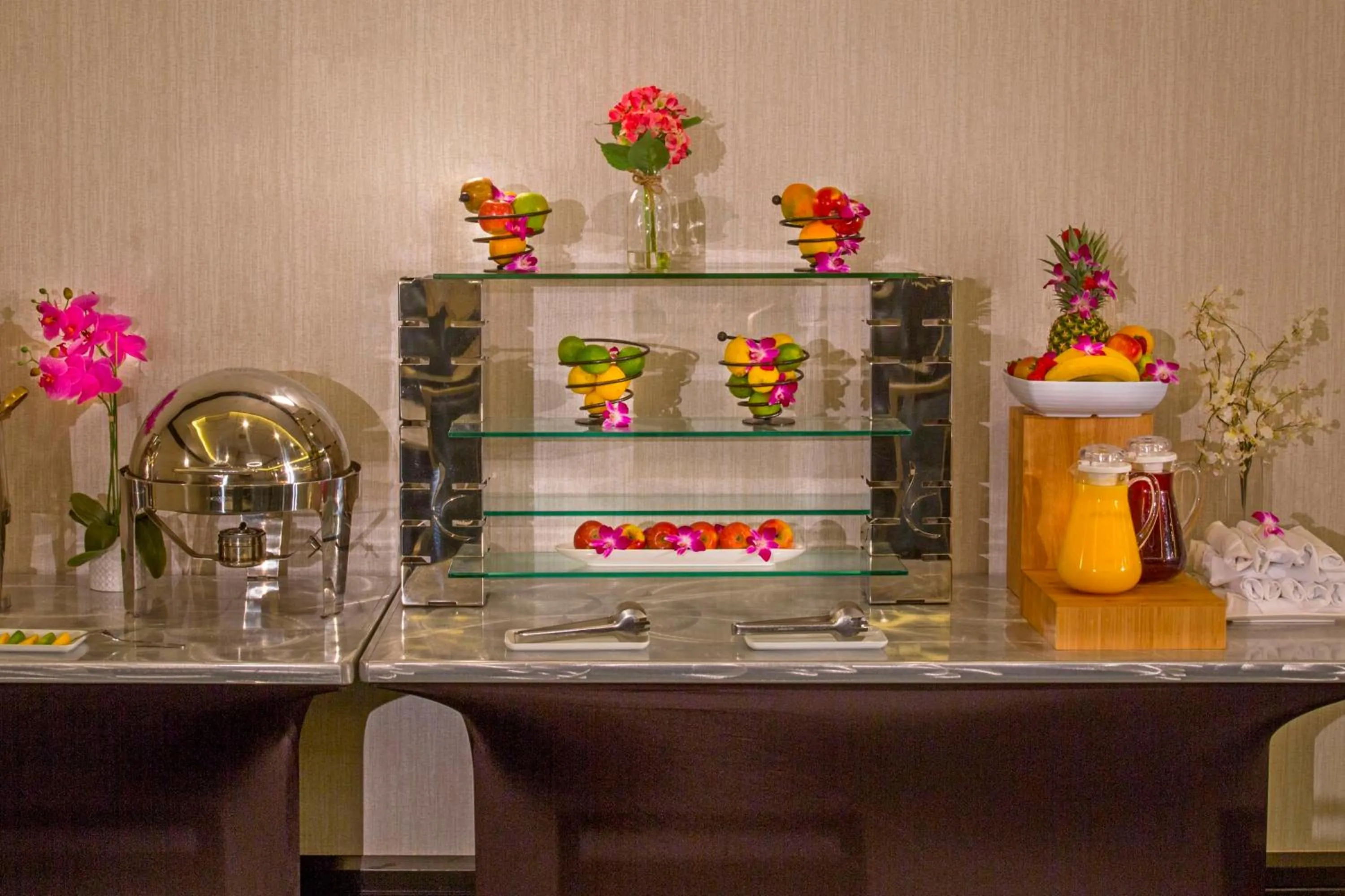 Dining area in DoubleTree Resort Hollywood Beach