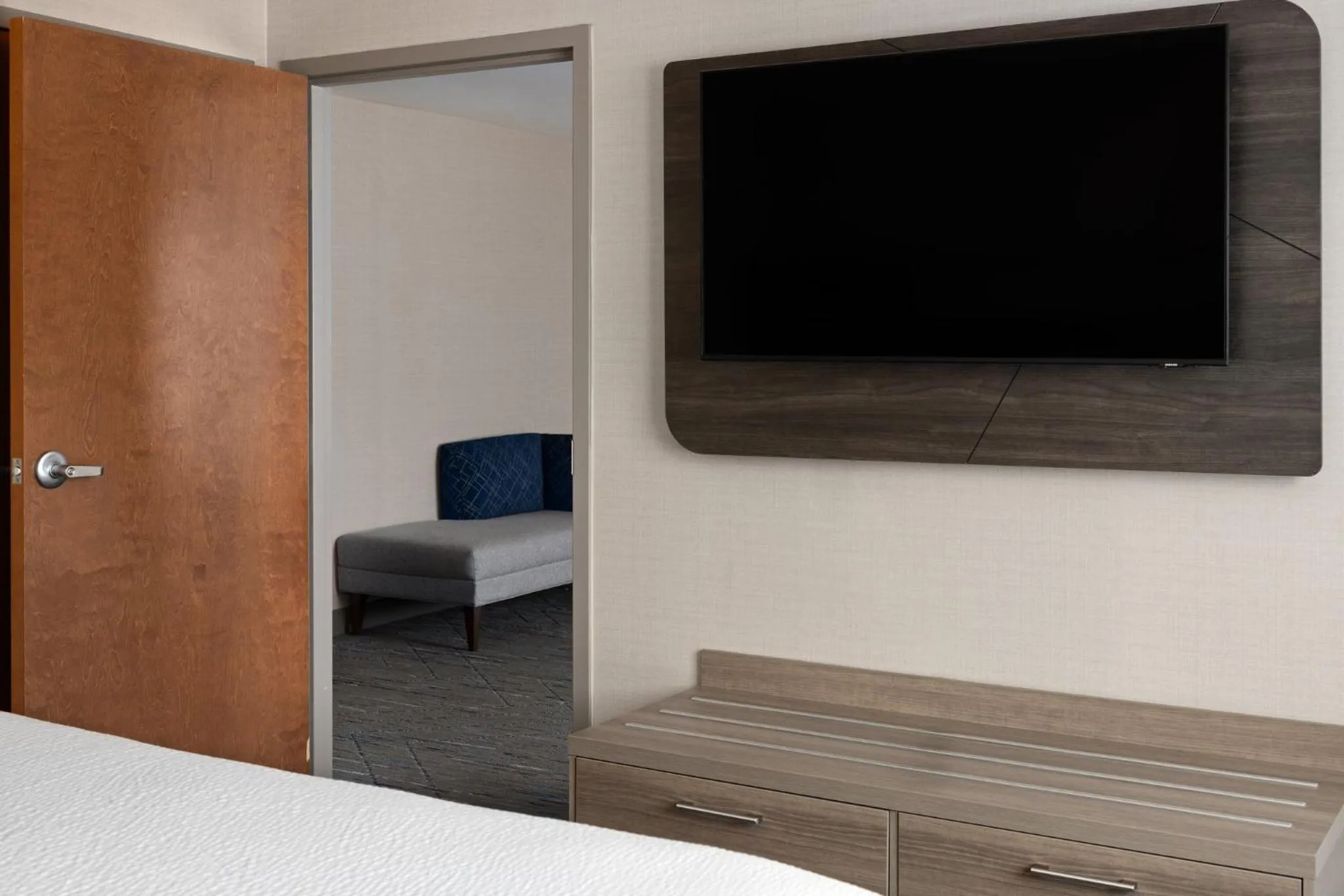 Photo of the whole room, Bed in Holiday Inn Express Hotel & Suites Freeport by IHG