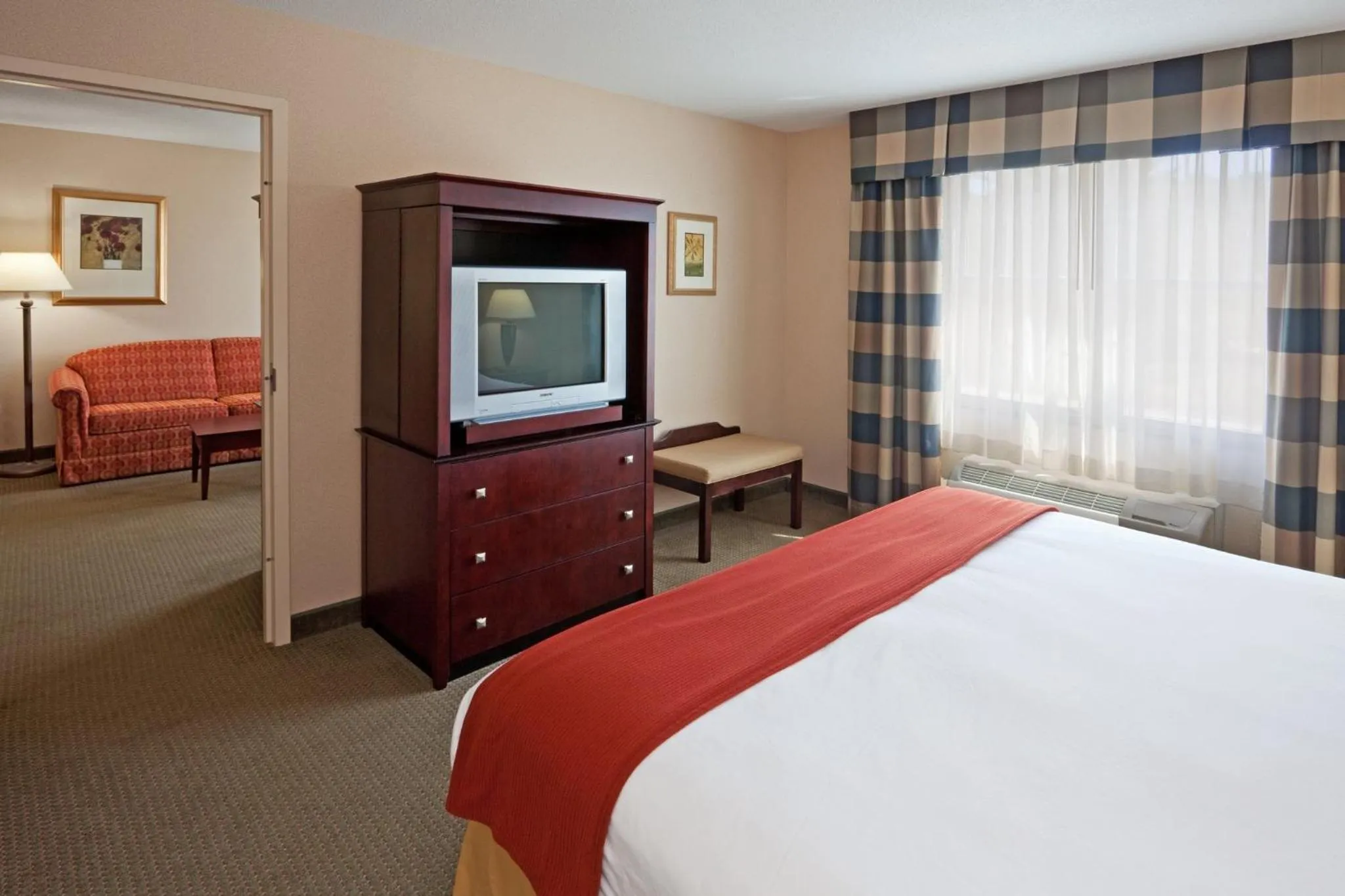 Photo of the whole room, Bed in Holiday Inn Express Hotel & Suites Freeport by IHG