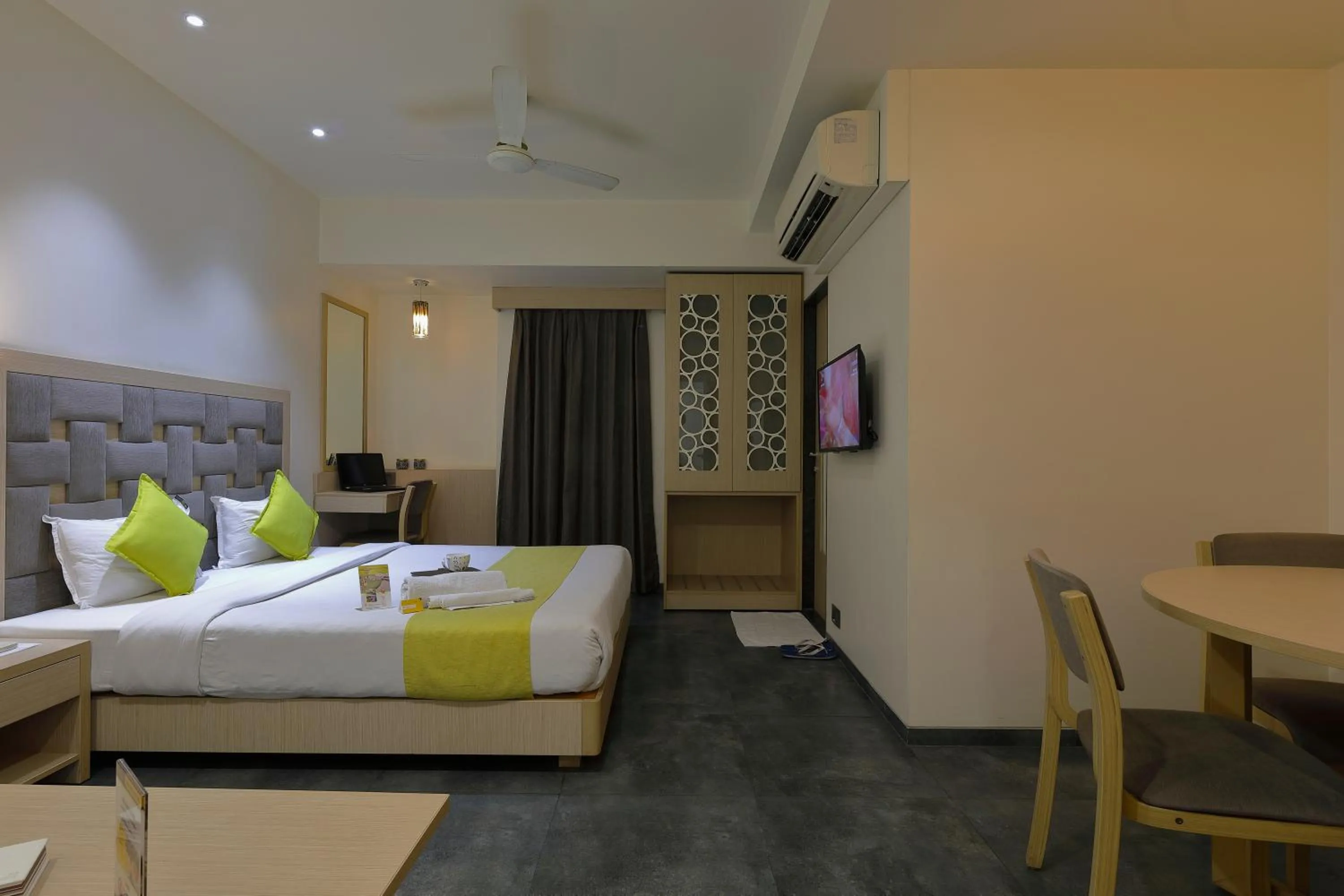 Bed in Hotel Sifat International