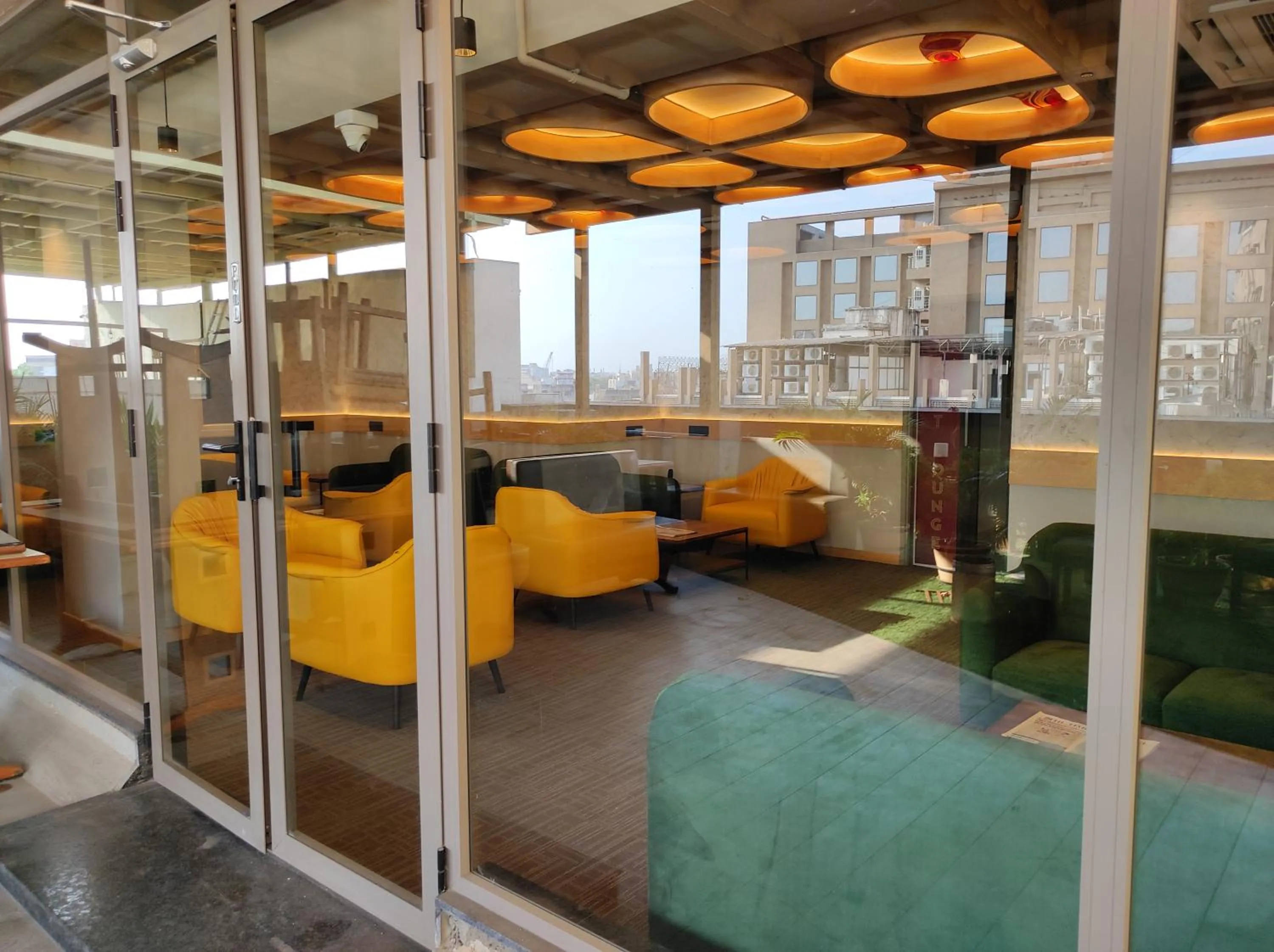 Communal lounge/ TV room in Hotel Sifat International