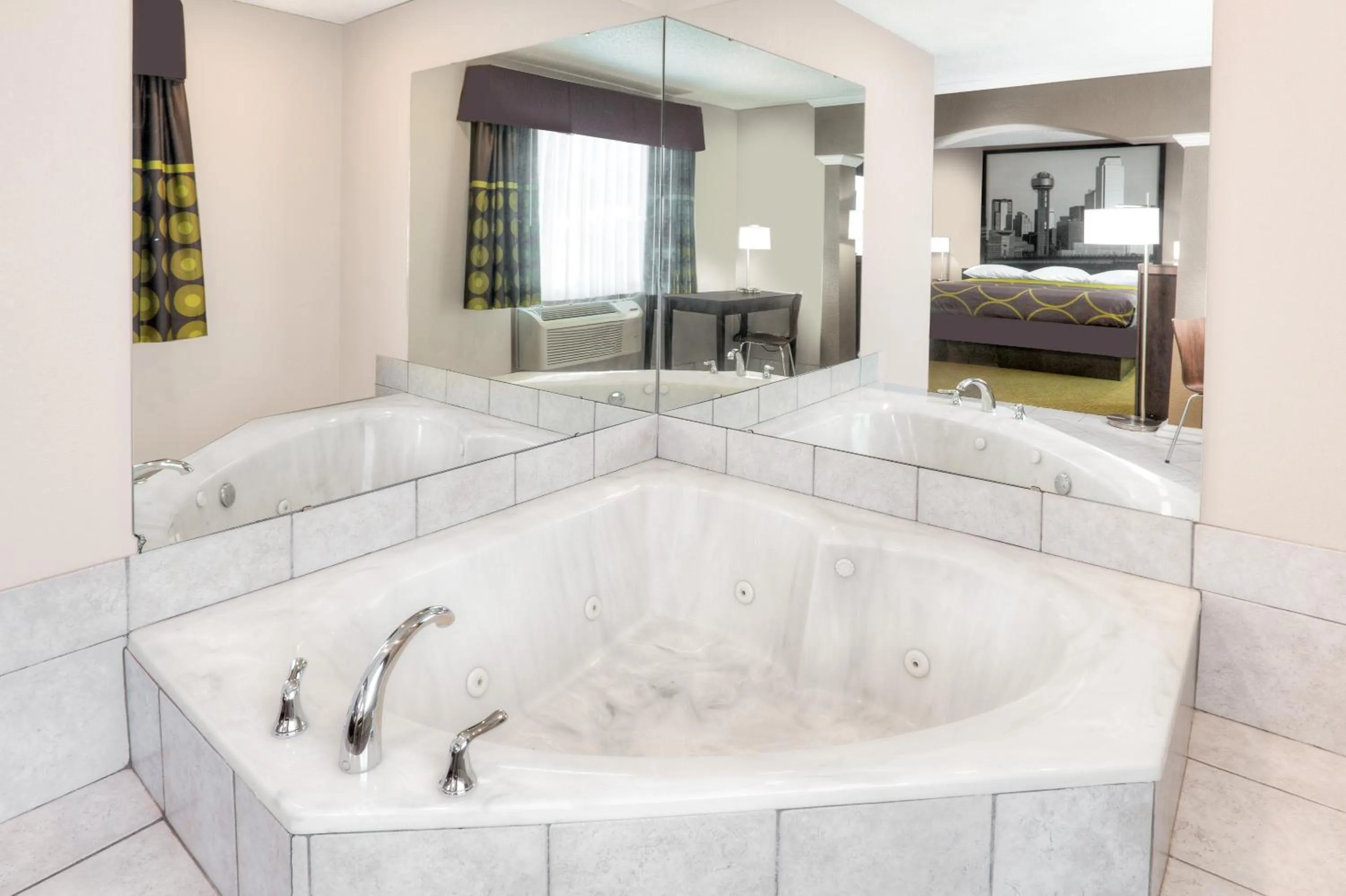 Hot Tub, Bed in Super 8 by Wyndham Bedford DFW Airport West