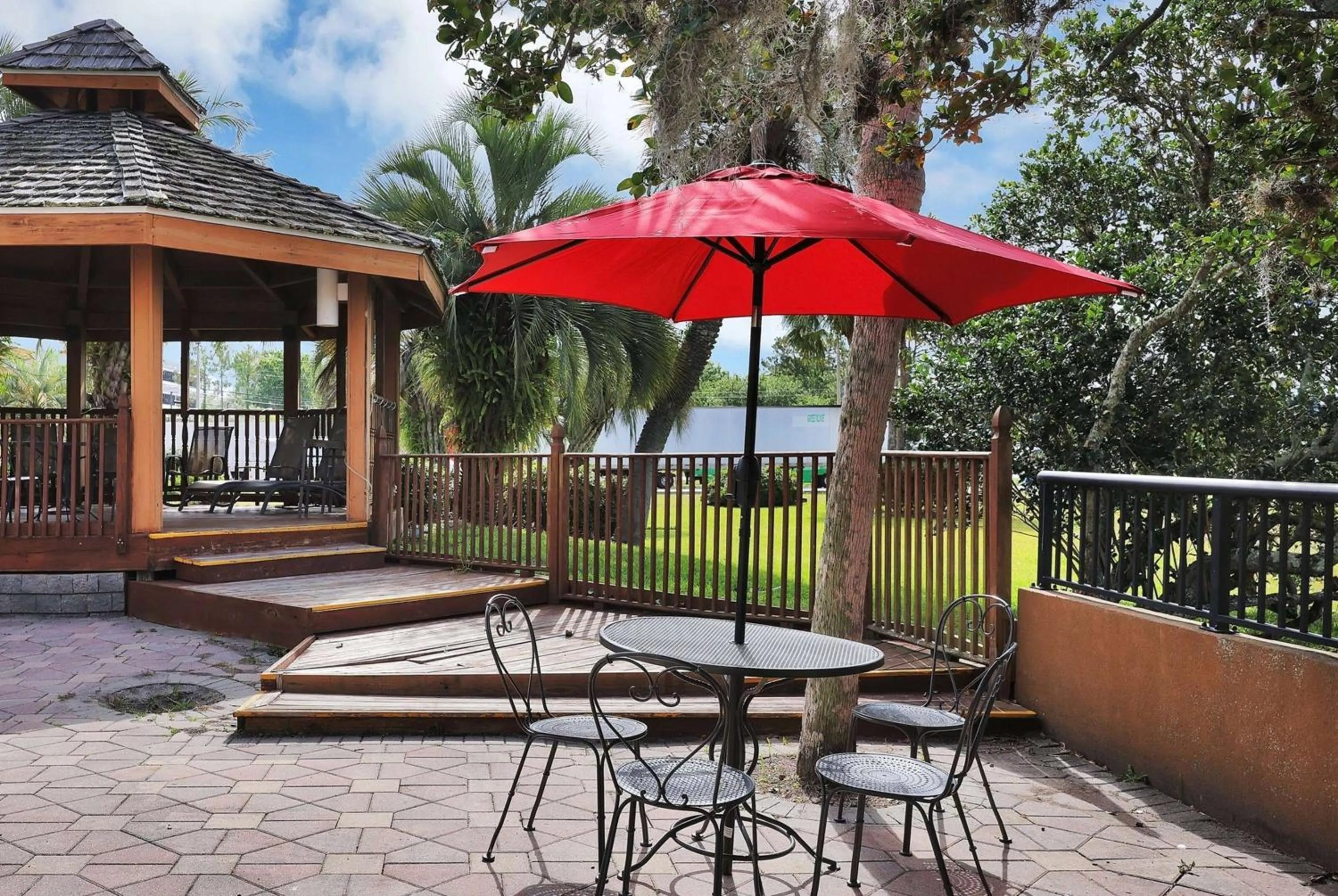 Kitchen or kitchenette in Ramada by Wyndham Jacksonville I-95 by Butler Blvd