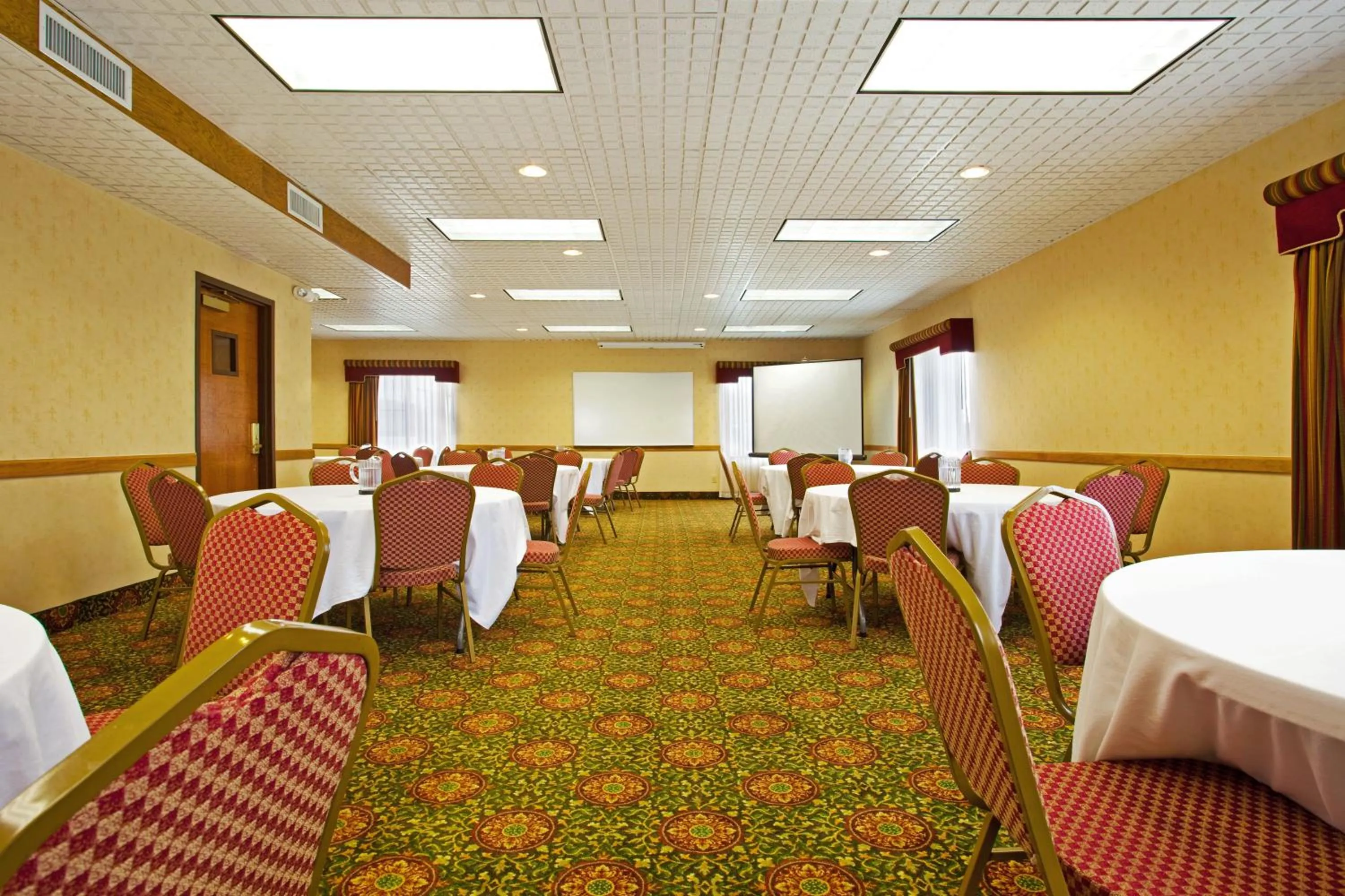 Meeting/conference room in Candlewood Suites Grand Rapids Airport by IHG