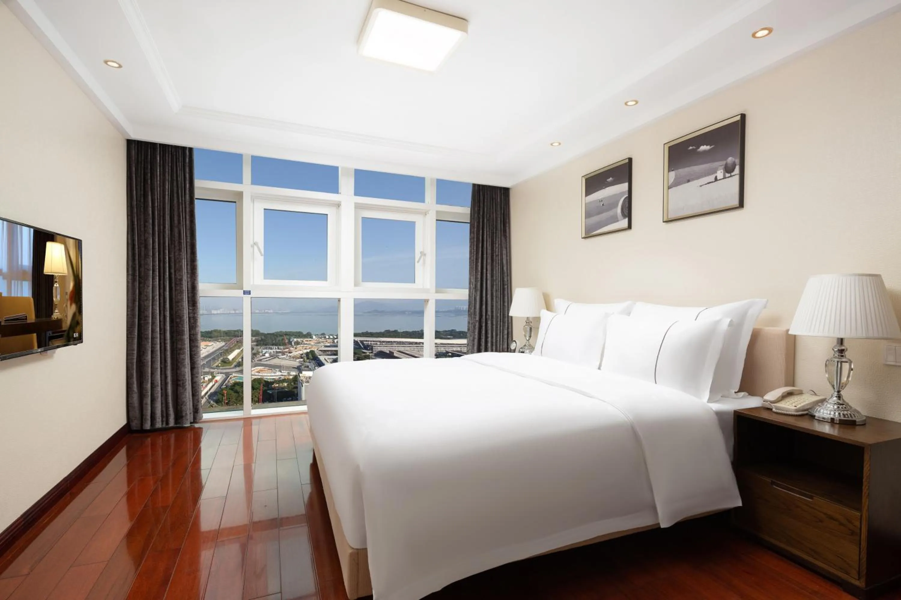 Bed in Shenzhen Bay Hisoar Hotel