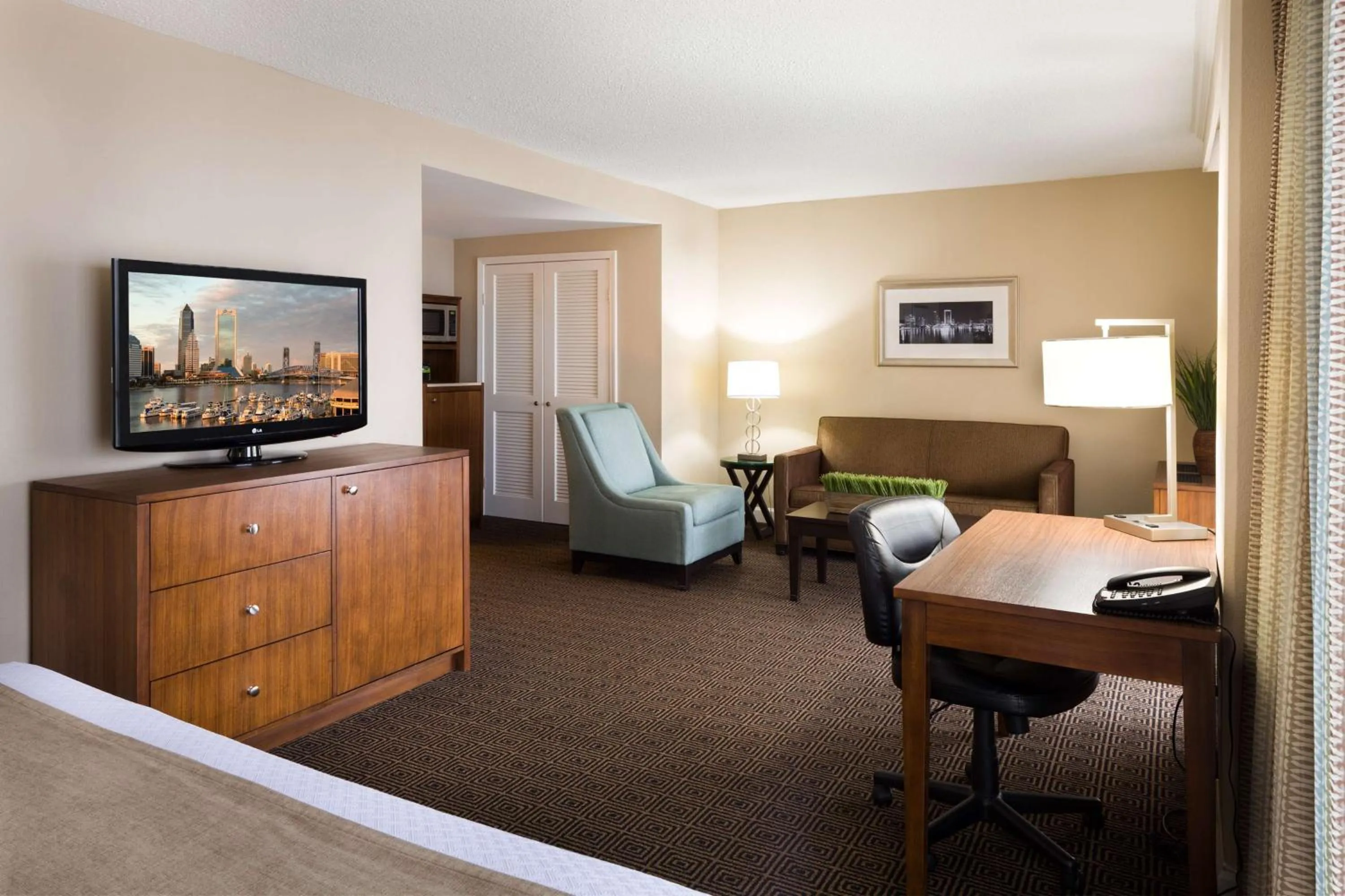 Living room in DoubleTree by Hilton Jacksonville Riverfront, FL