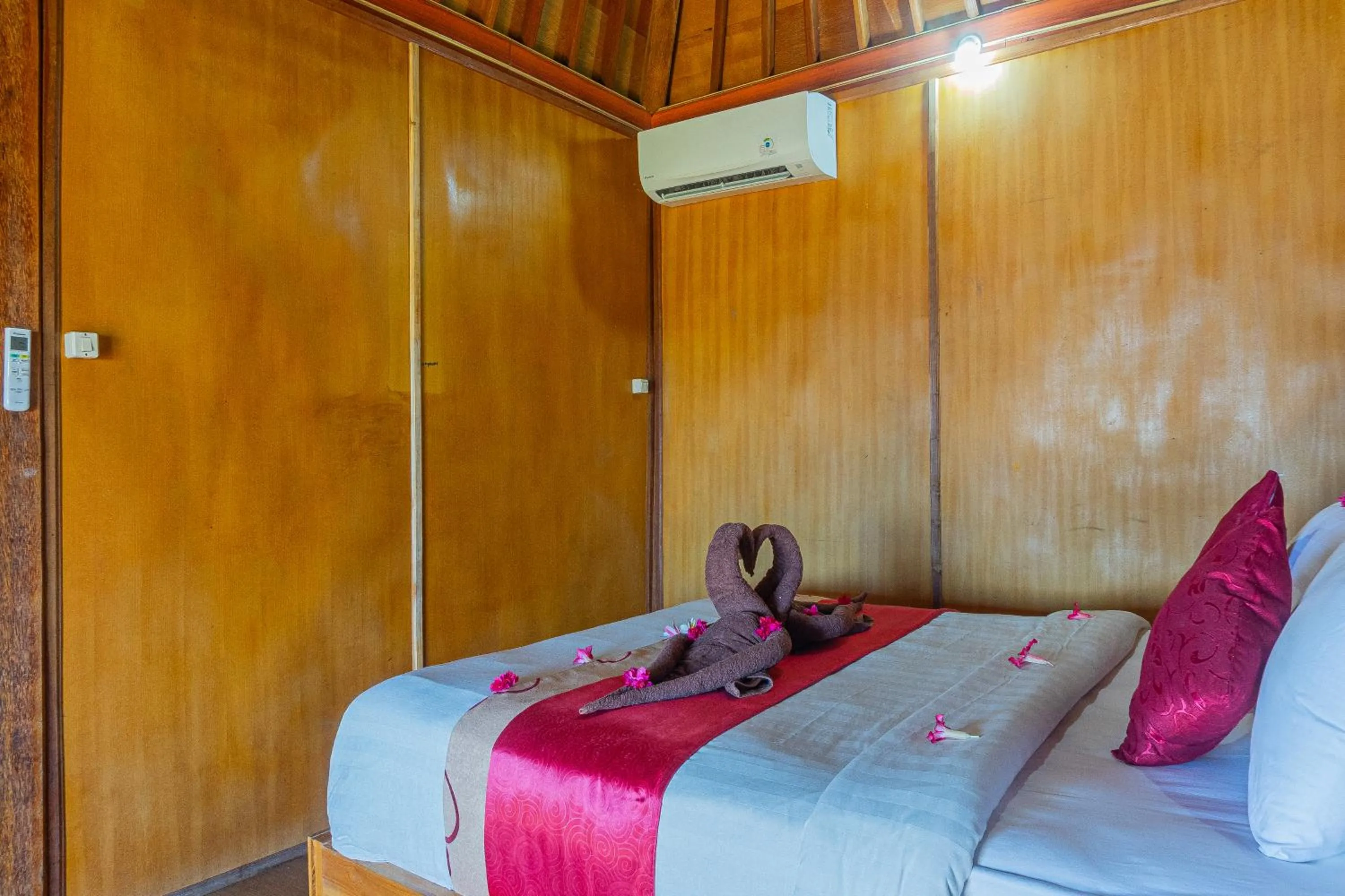 Bed in Manta Cottages with Sea View
