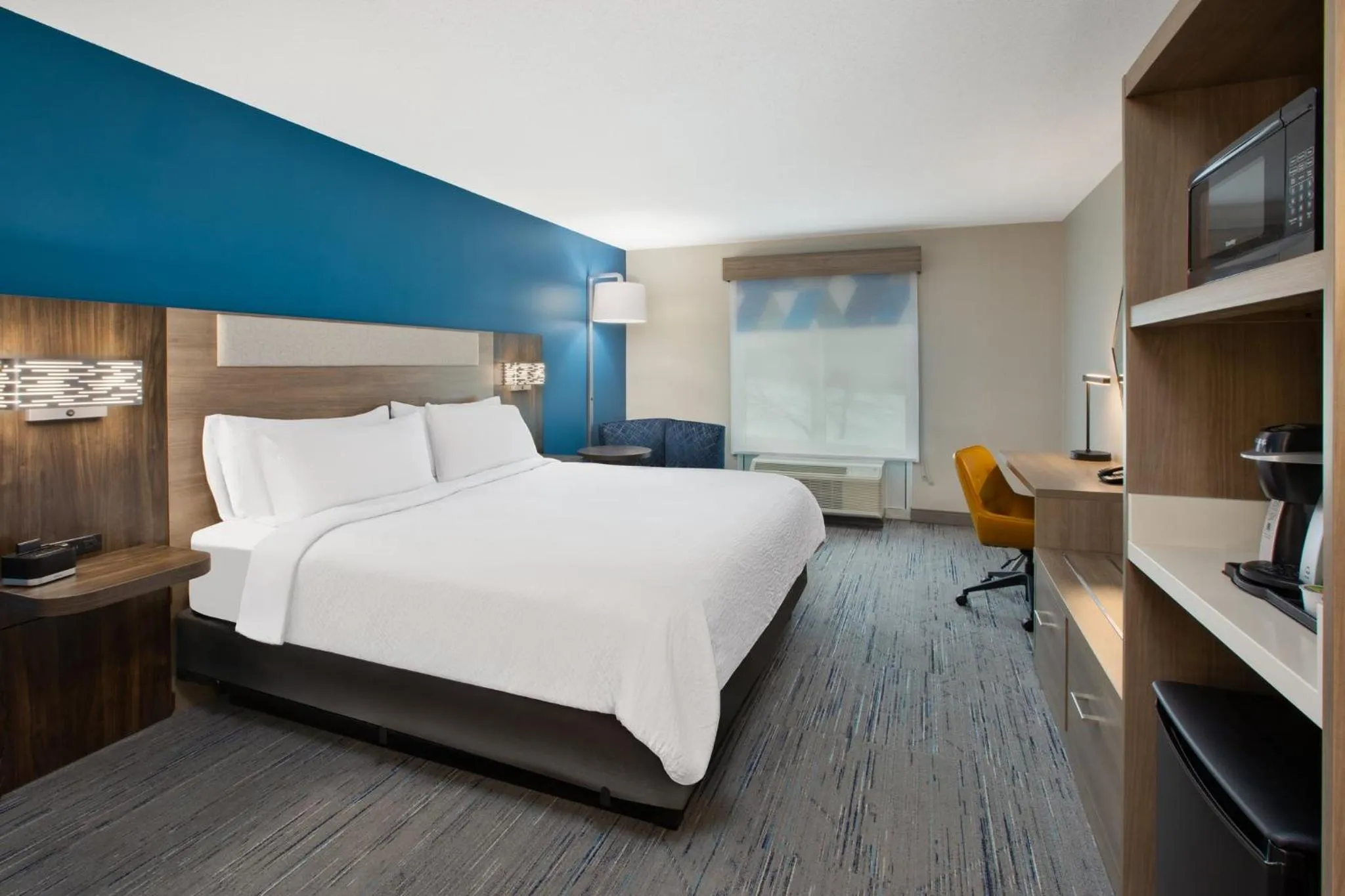 Photo of the whole room, Bed in Holiday Inn Express Hotel & Suites Grand Rapids-North by IHG