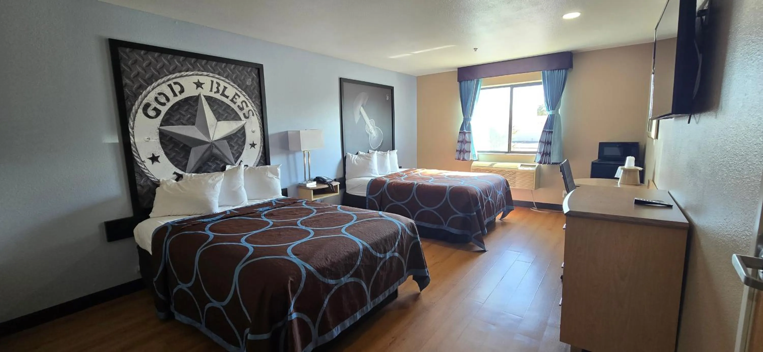 Bedroom, Bed in Super 8 by Wyndham New Braunfels I-35