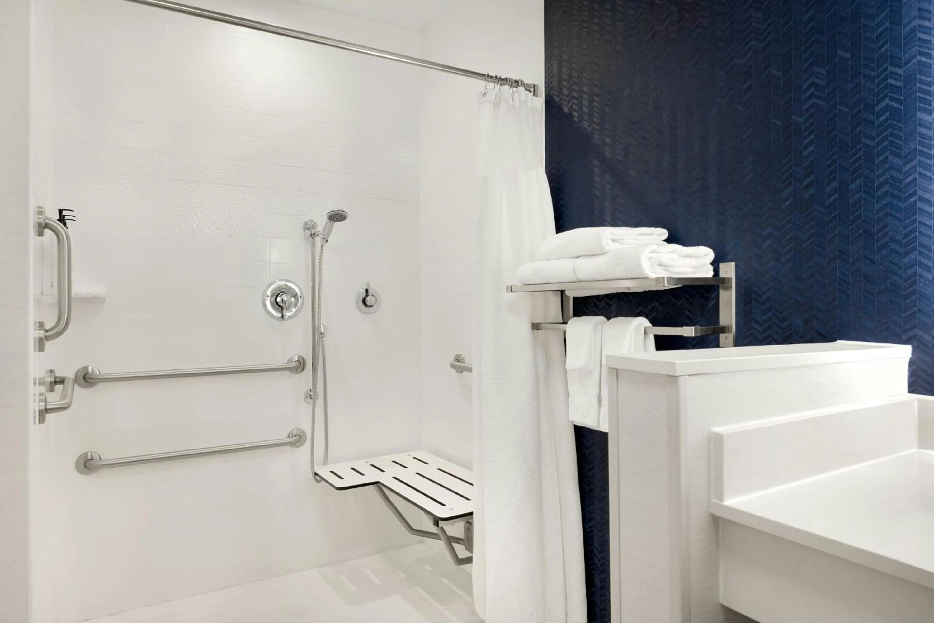 Bathroom in Fairfield Inn & Suites by Marriott Cincinnati Uptown/University Area