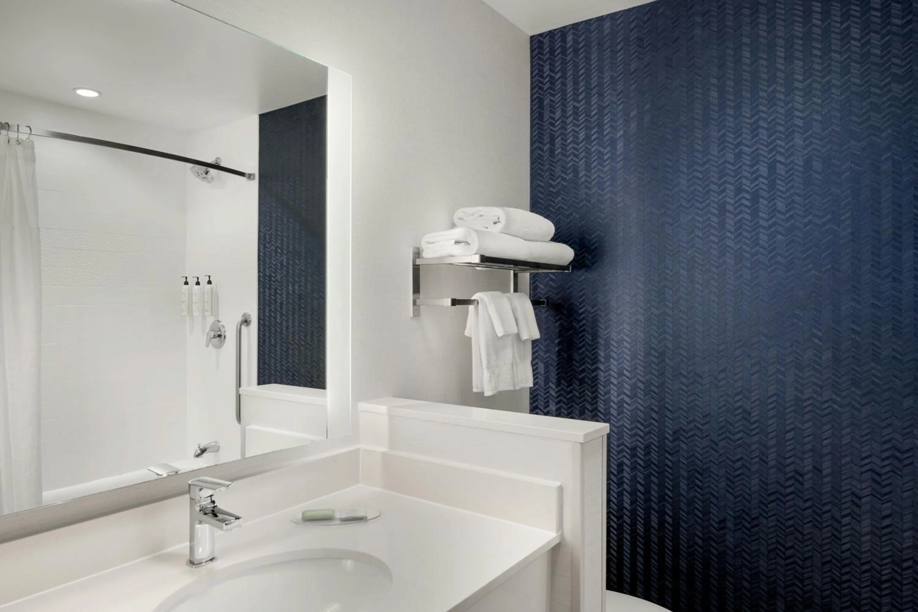 Bathroom in Fairfield Inn & Suites by Marriott Cincinnati Uptown/University Area