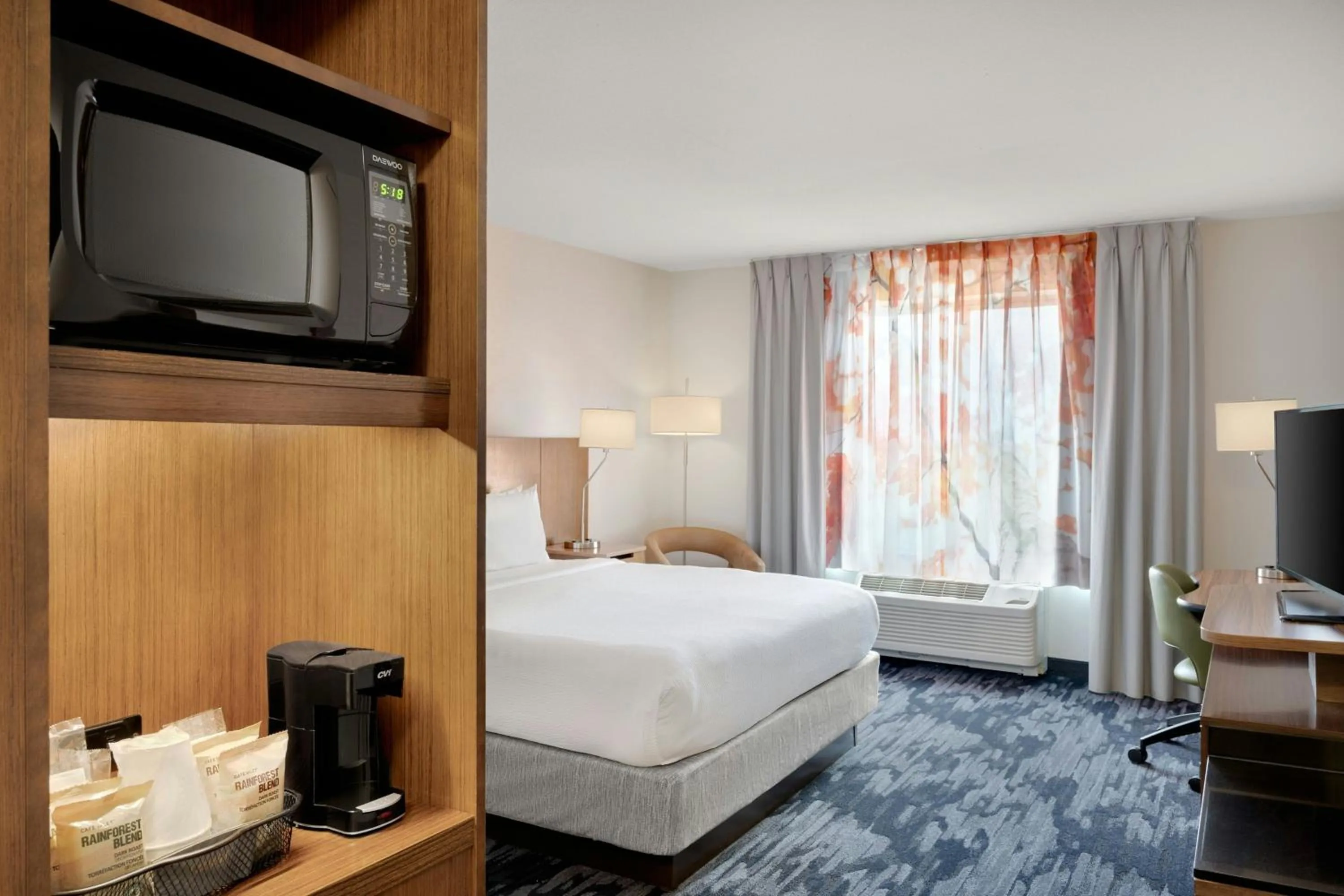 Photo of the whole room, Bed in Fairfield Inn & Suites by Marriott Cincinnati Uptown/University Area
