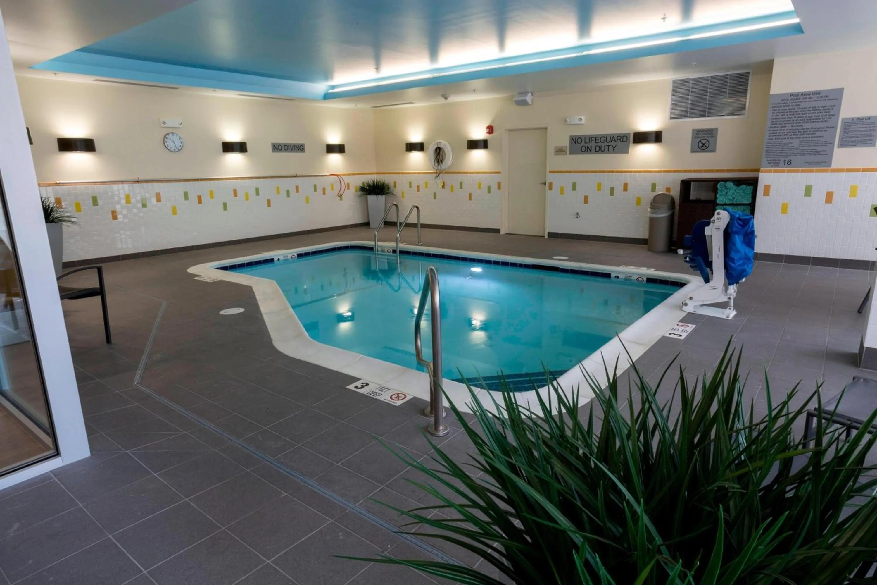 Swimming pool in Fairfield Inn & Suites by Marriott Geneva Finger Lakes