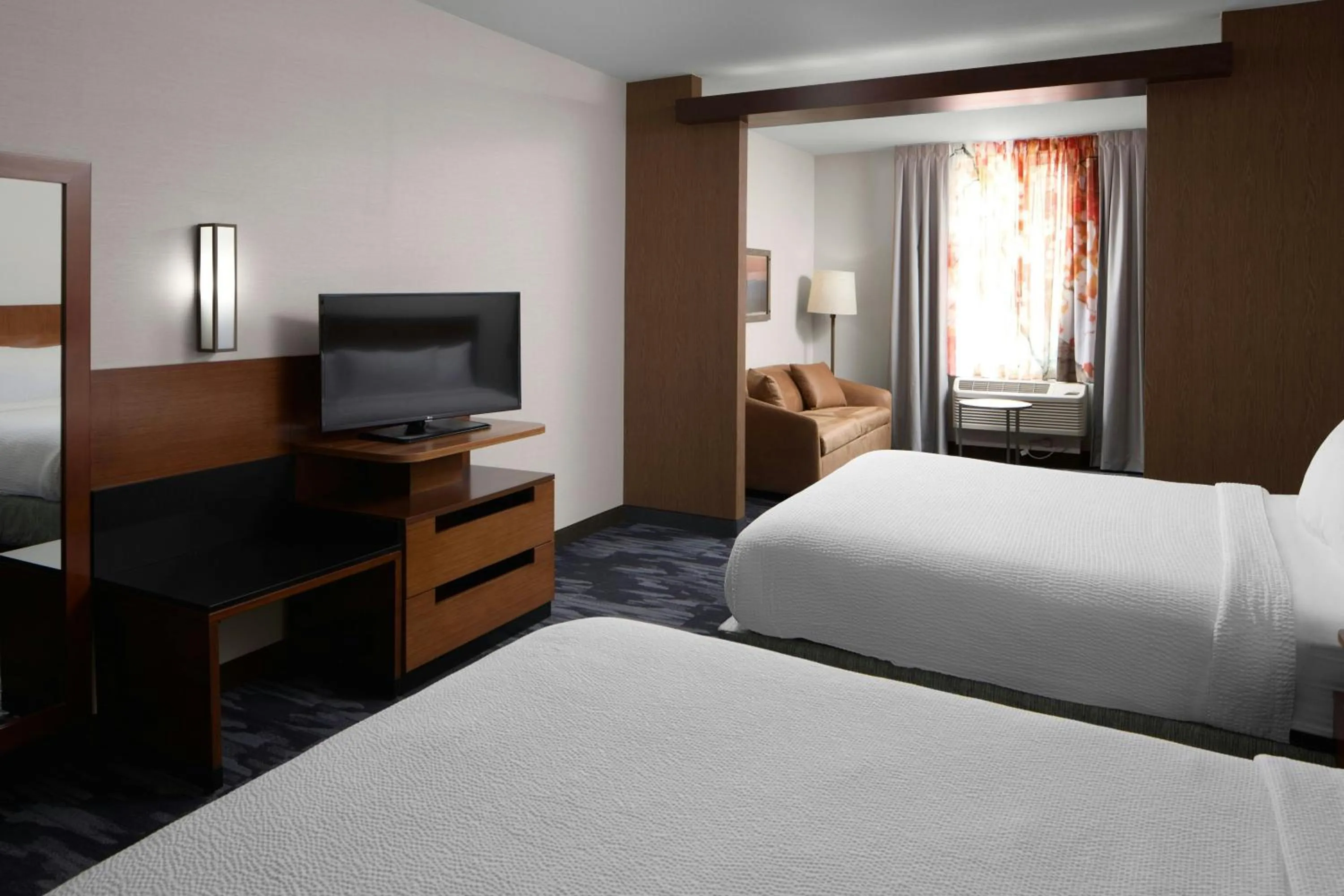 Living room, Bed in Fairfield Inn & Suites by Marriott Geneva Finger Lakes