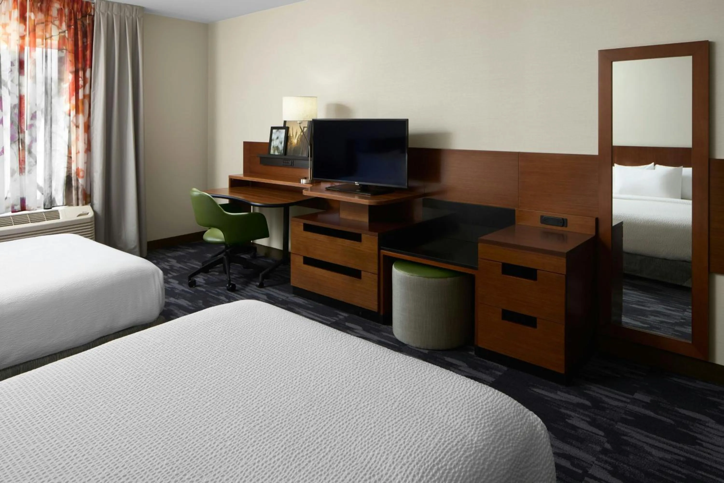 Photo of the whole room, Bed in Fairfield Inn & Suites by Marriott Geneva Finger Lakes