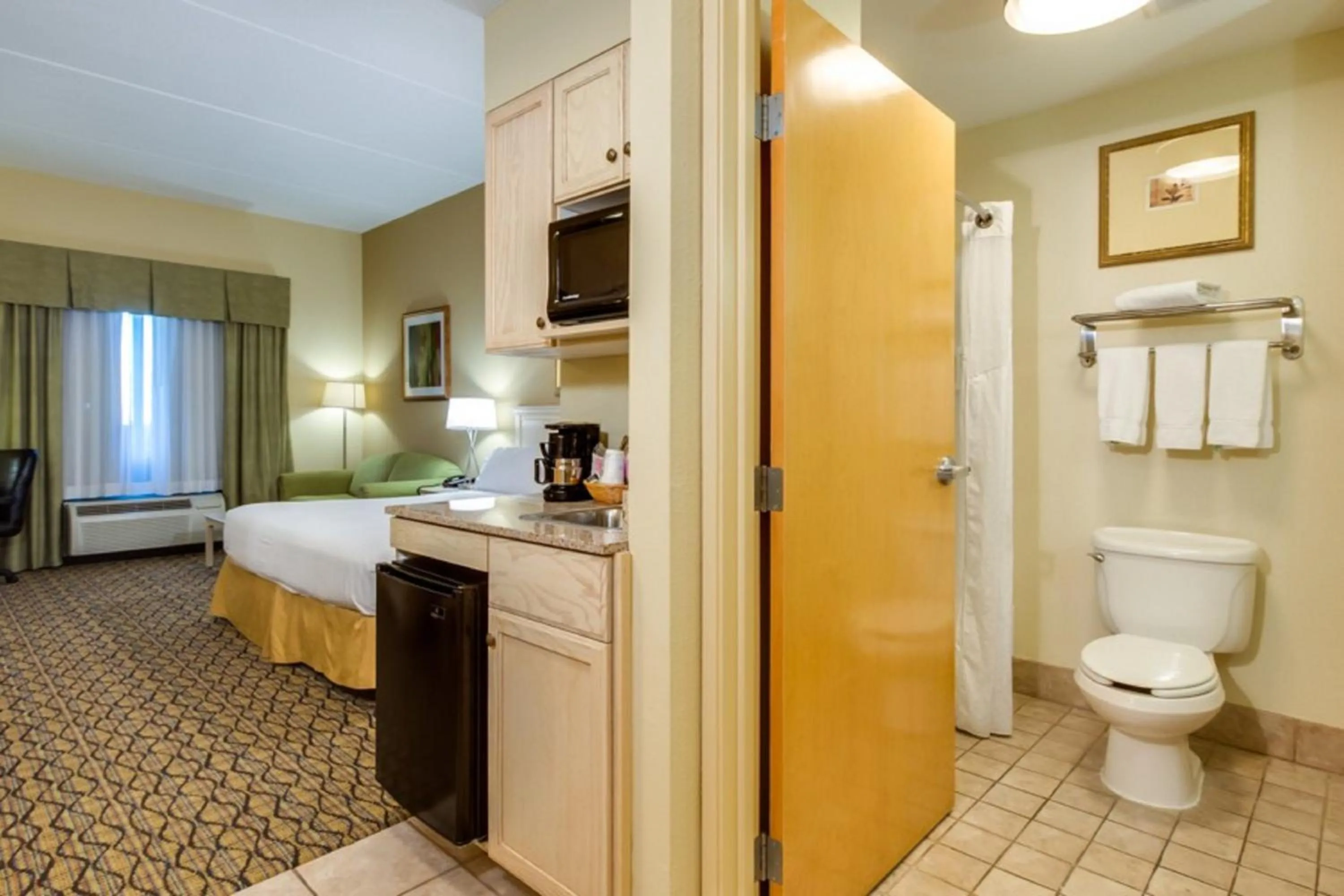 Bathroom, Bed in Holiday Inn Express Hotel & Suites Memphis Southwind by IHG