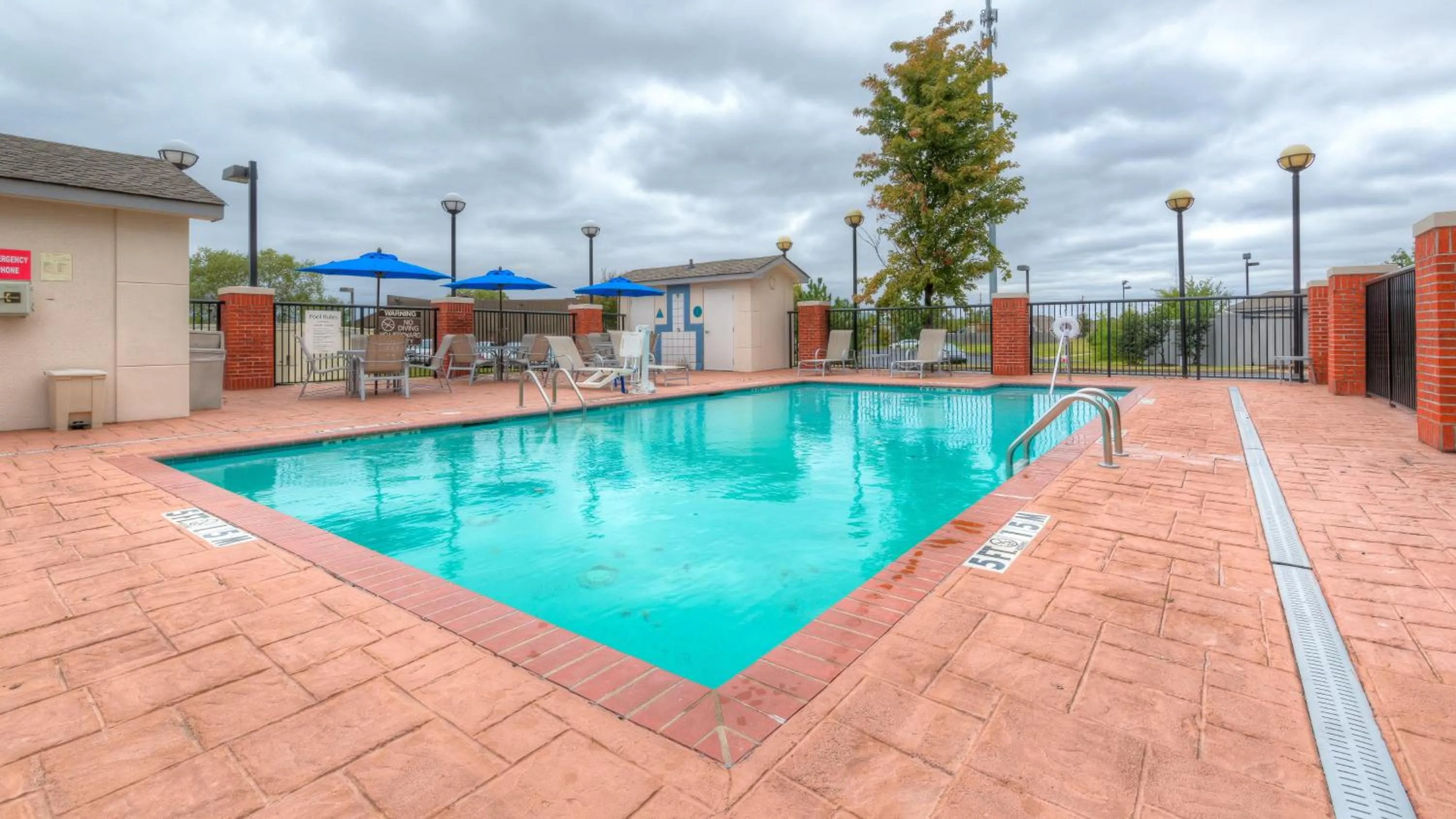 Swimming pool in Holiday Inn Express Hotel & Suites Memphis Southwind by IHG