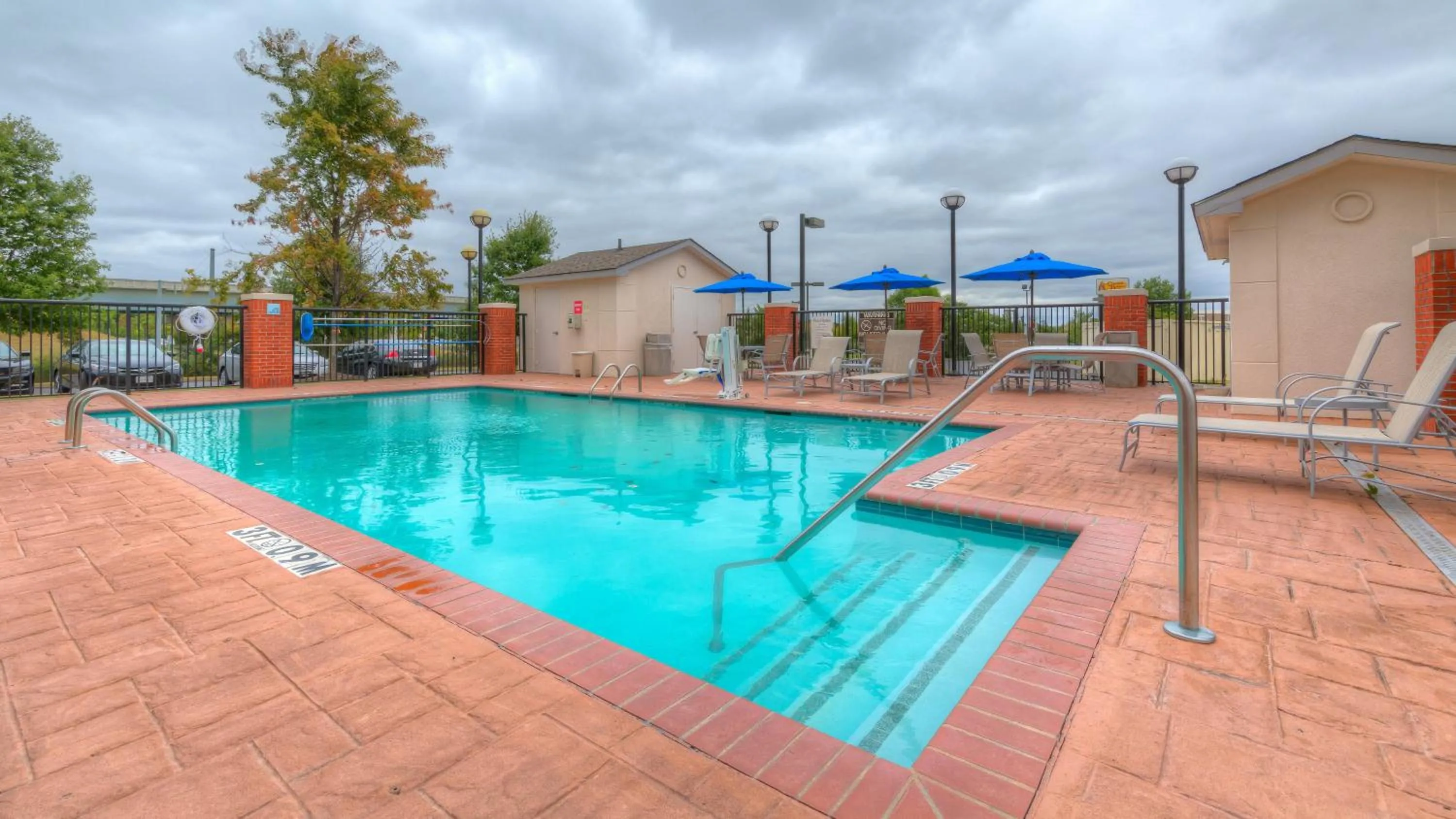 Swimming pool in Holiday Inn Express Hotel & Suites Memphis Southwind by IHG