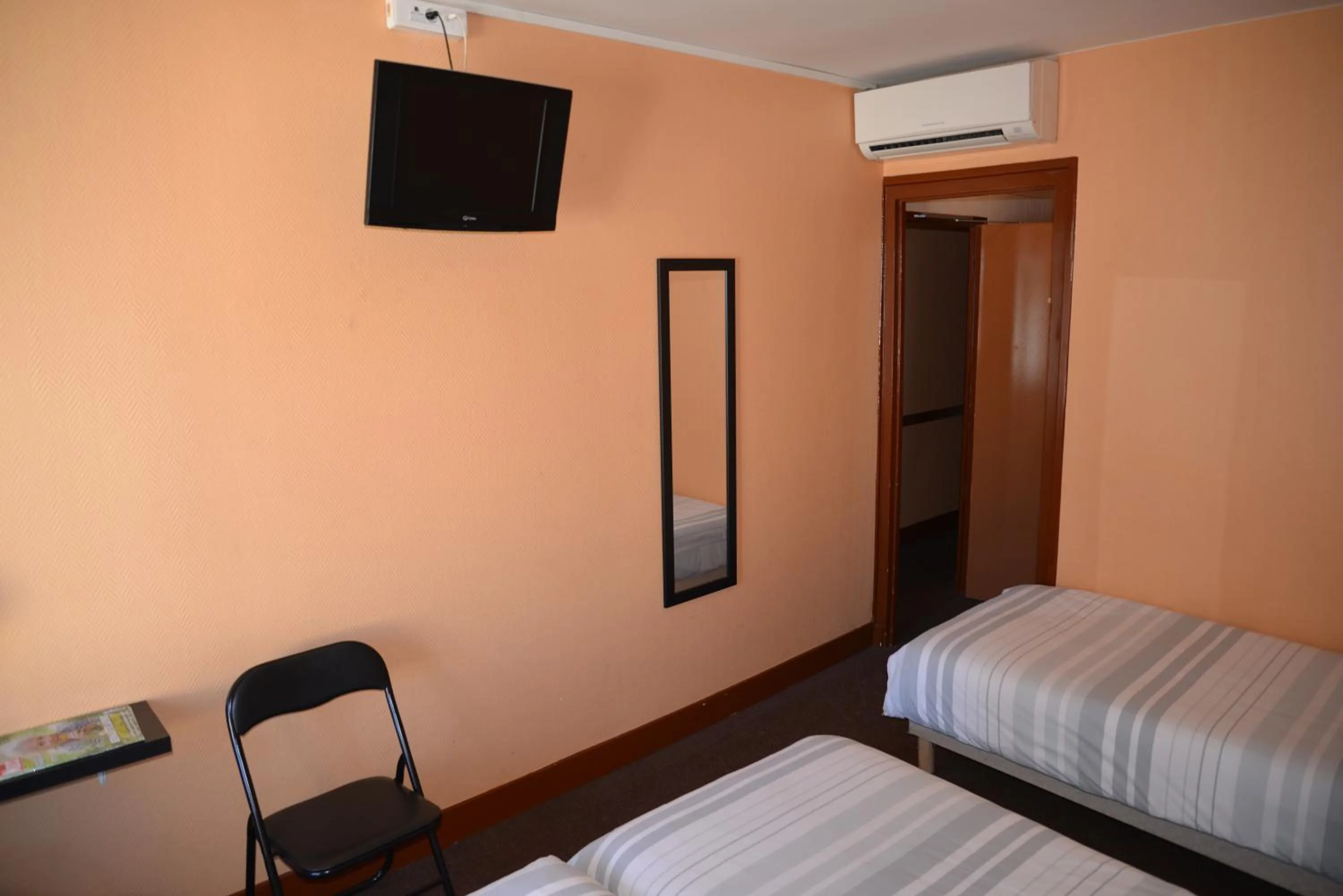 TV and multimedia, Bed in Le Cheval Noir Hôtel Paris Pantin