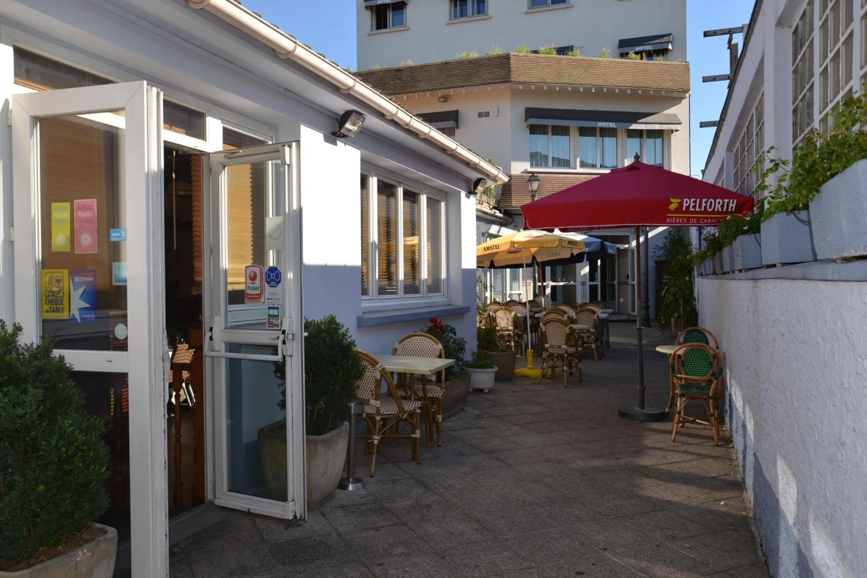 Restaurant/places to eat in Le Cheval Noir Hôtel Paris Pantin