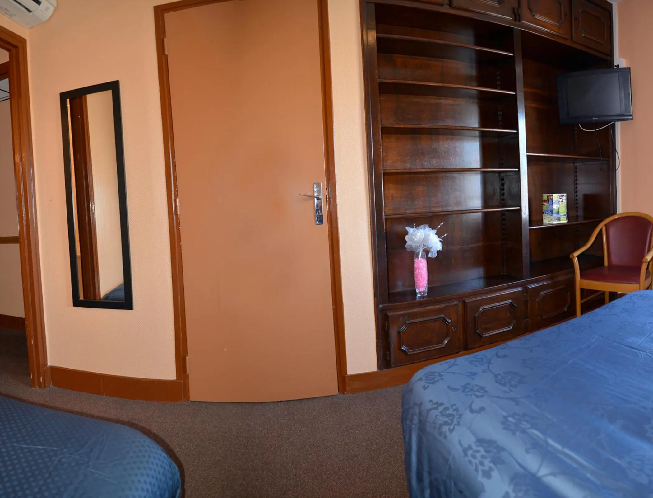 Photo of the whole room, Bed in Le Cheval Noir Hôtel Paris Pantin