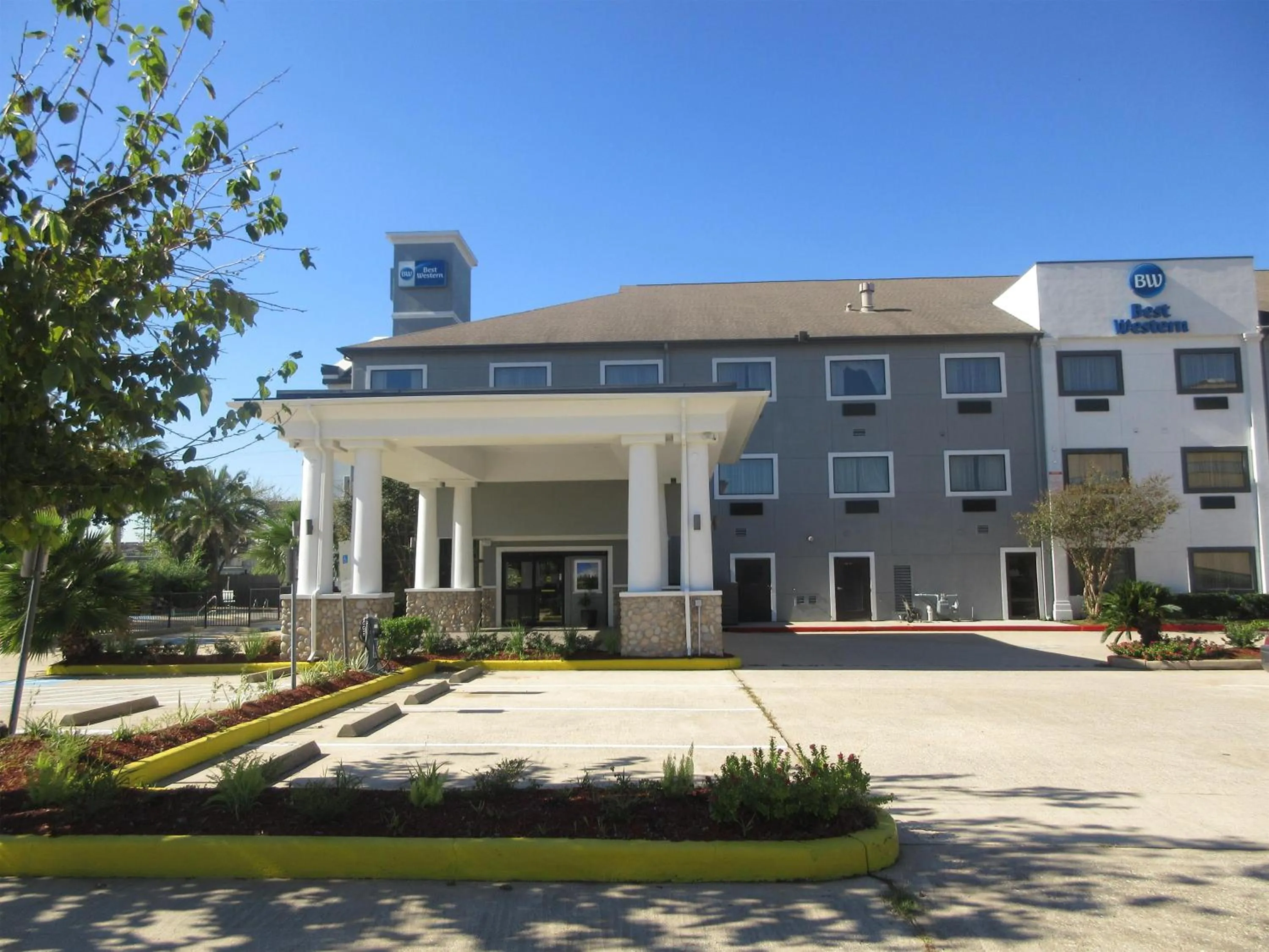 Property building in Best Western Champions Forest Inn and Suites