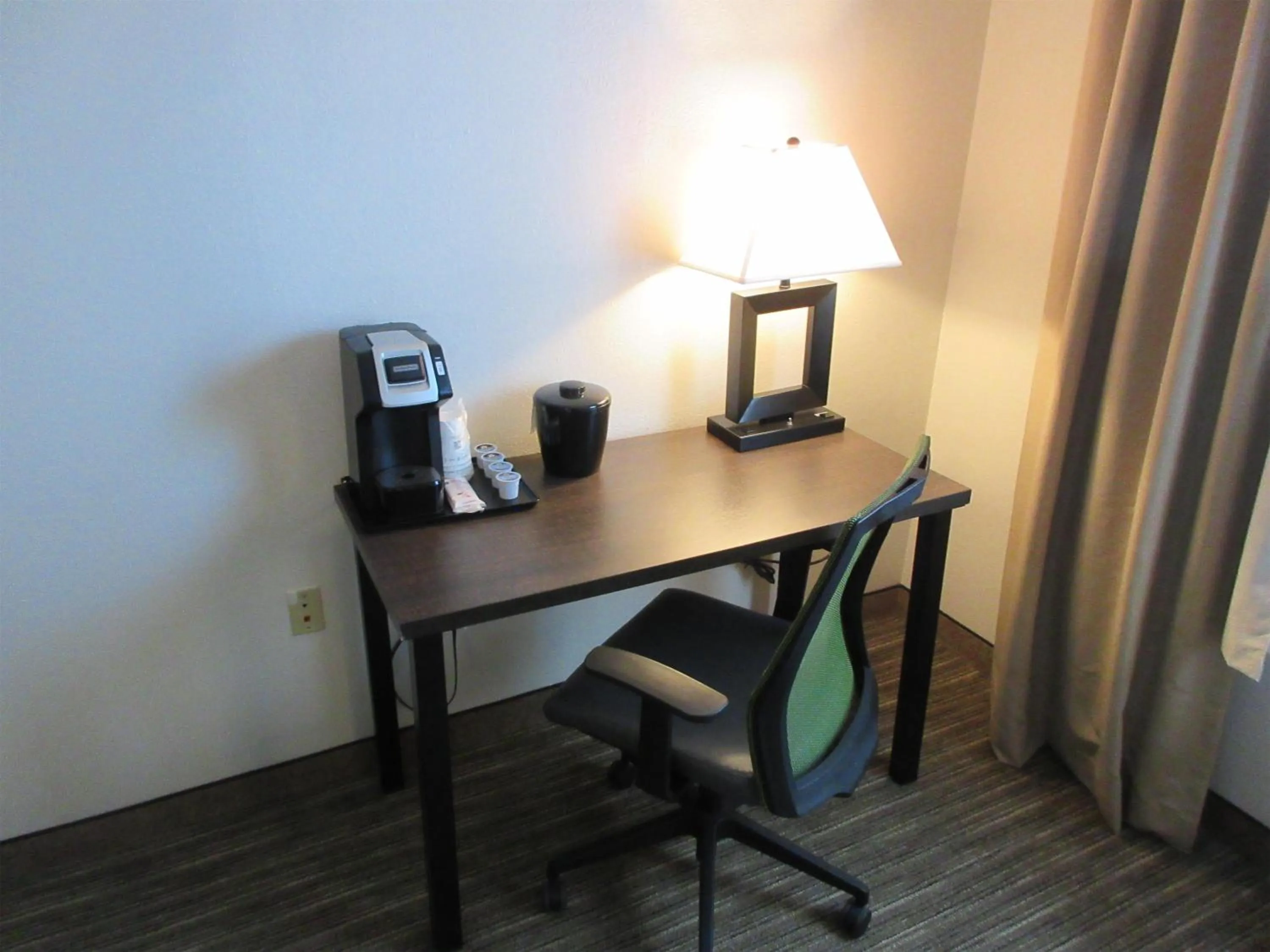 Bedroom in Best Western Champions Forest Inn and Suites