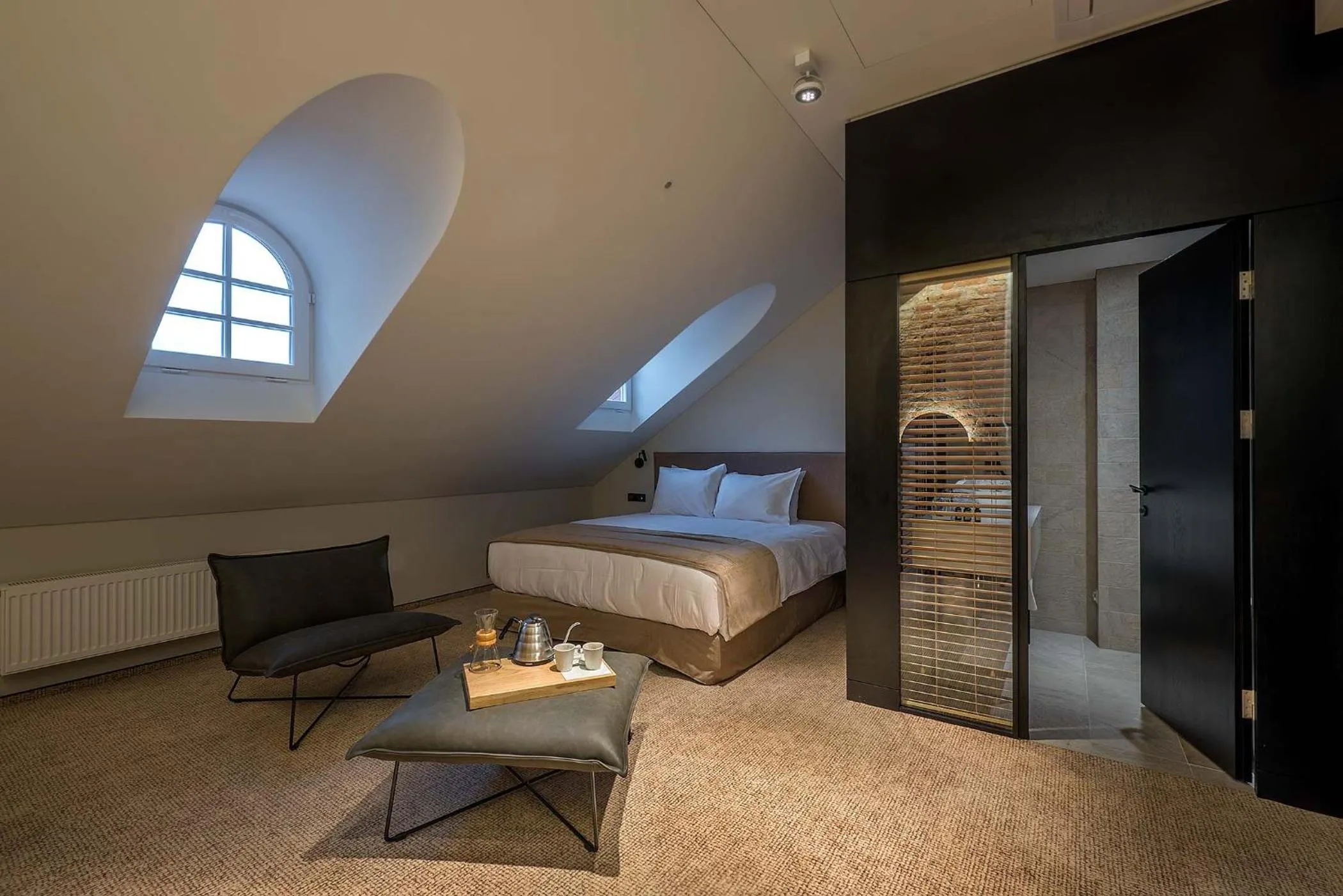 Photo of the whole room, Bed in Artagonist Art Hotel
