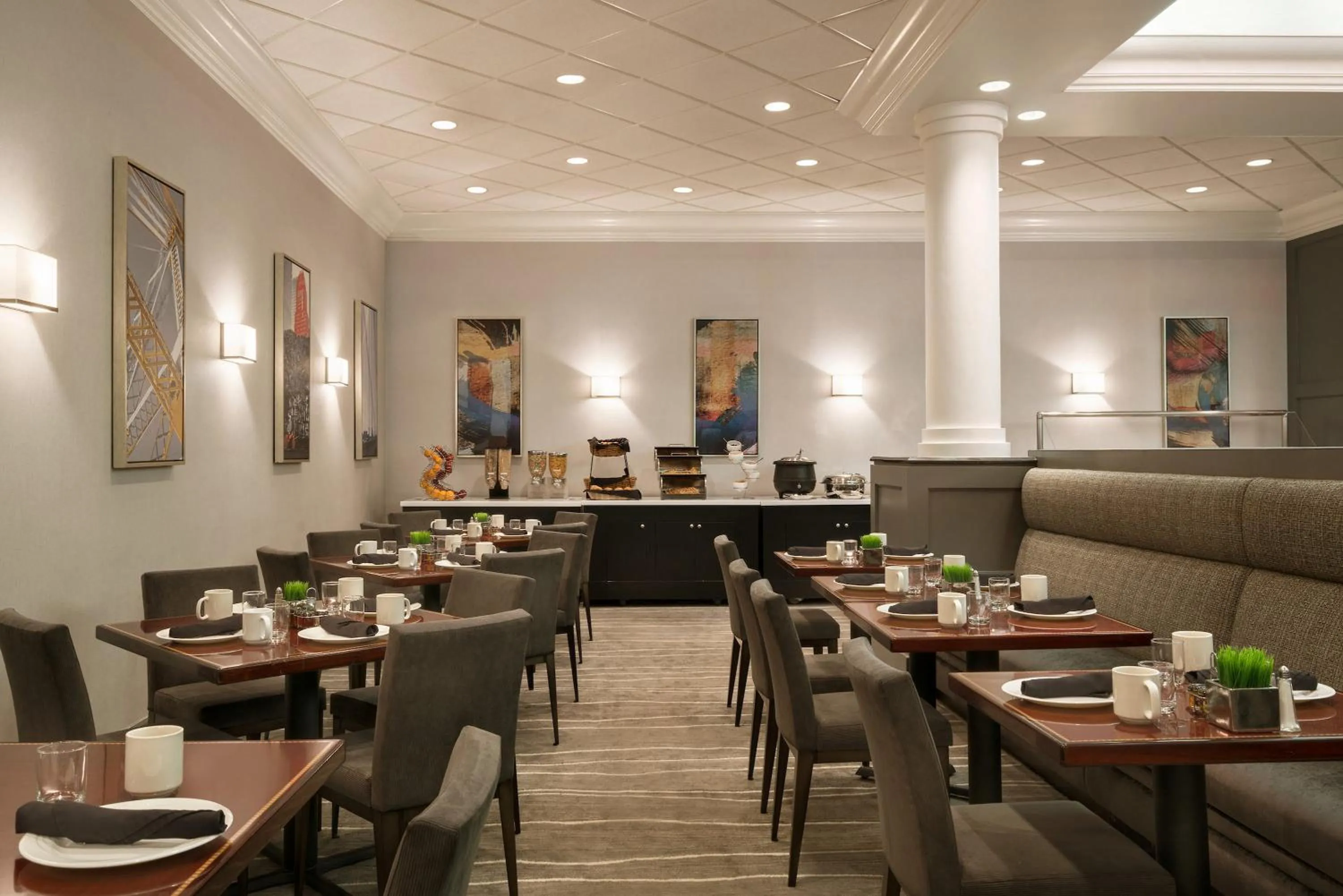 Restaurant/places to eat in Crowne Plaza Englewood by IHG