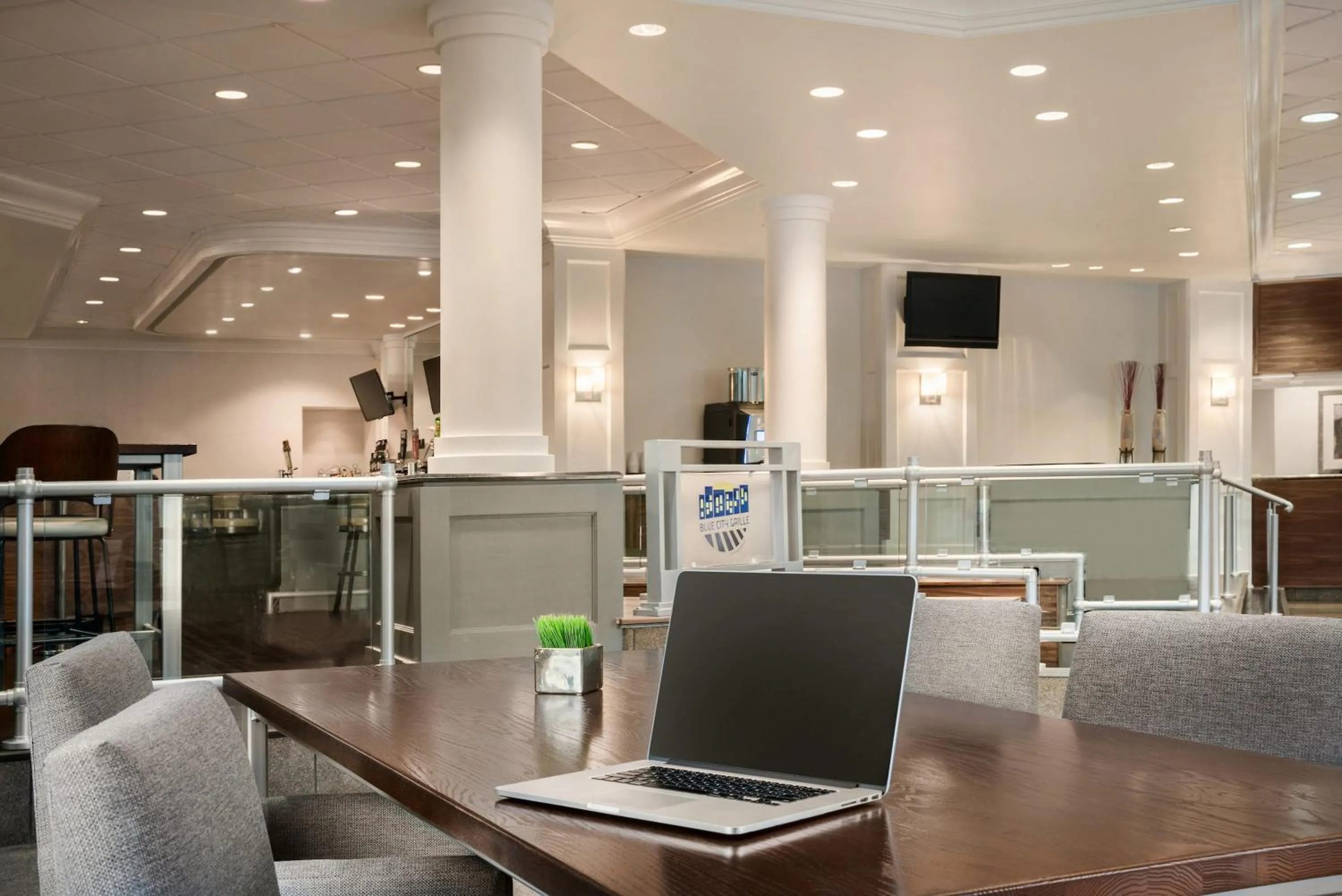 Restaurant/places to eat in Crowne Plaza Englewood by IHG