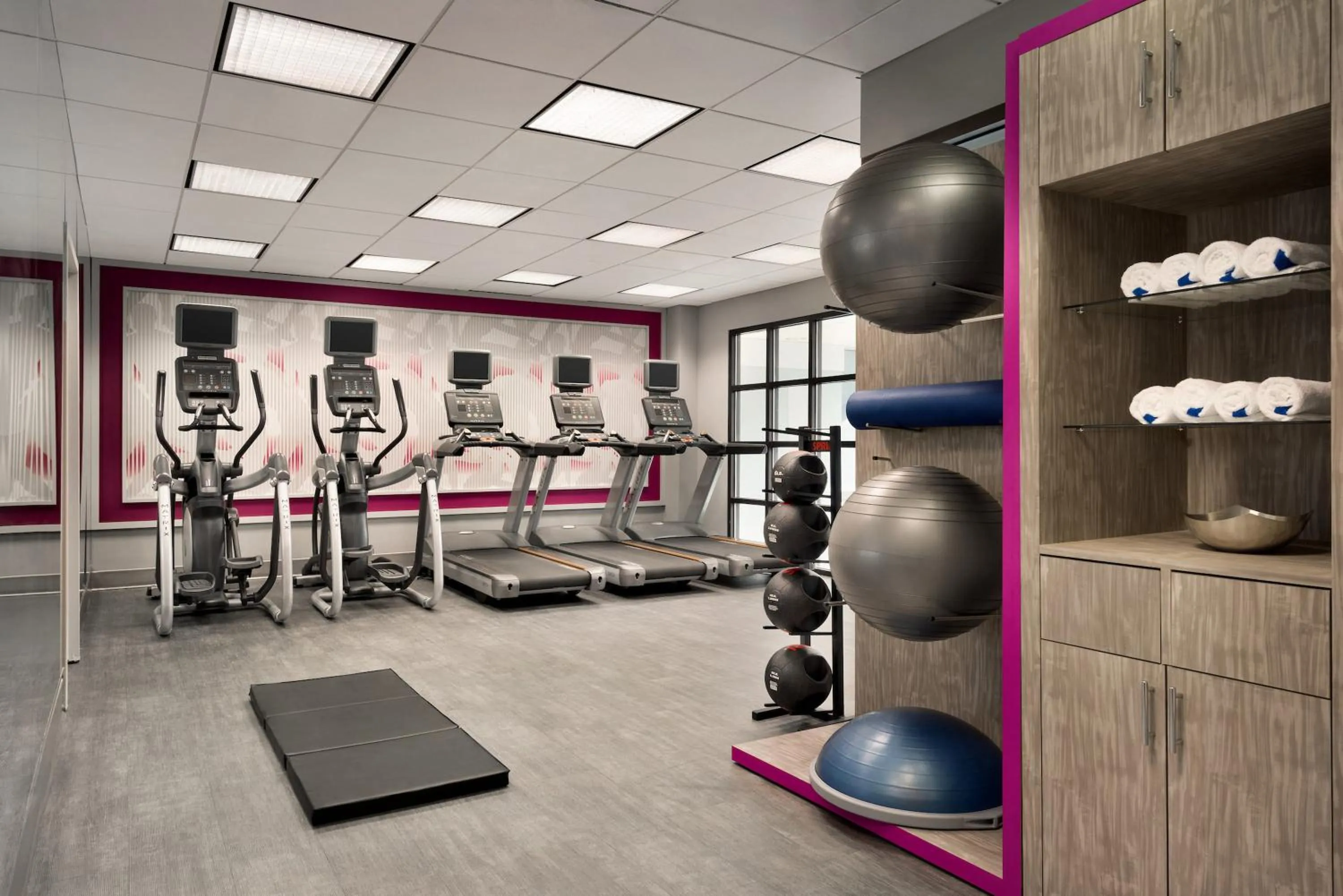 Fitness centre/facilities in Crowne Plaza Englewood by IHG