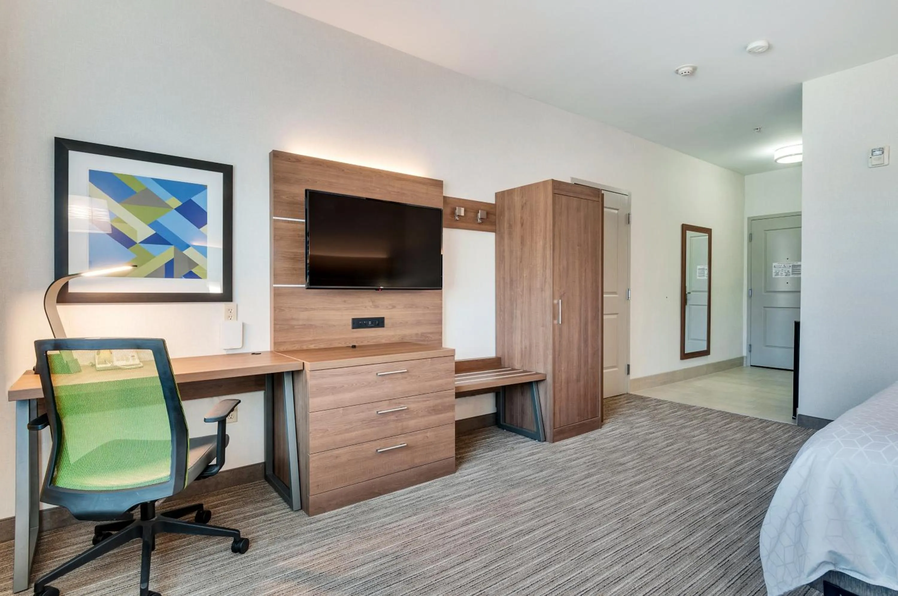 Property building, Bed in Holiday Inn Express Hotel & Suites Banning by IHG