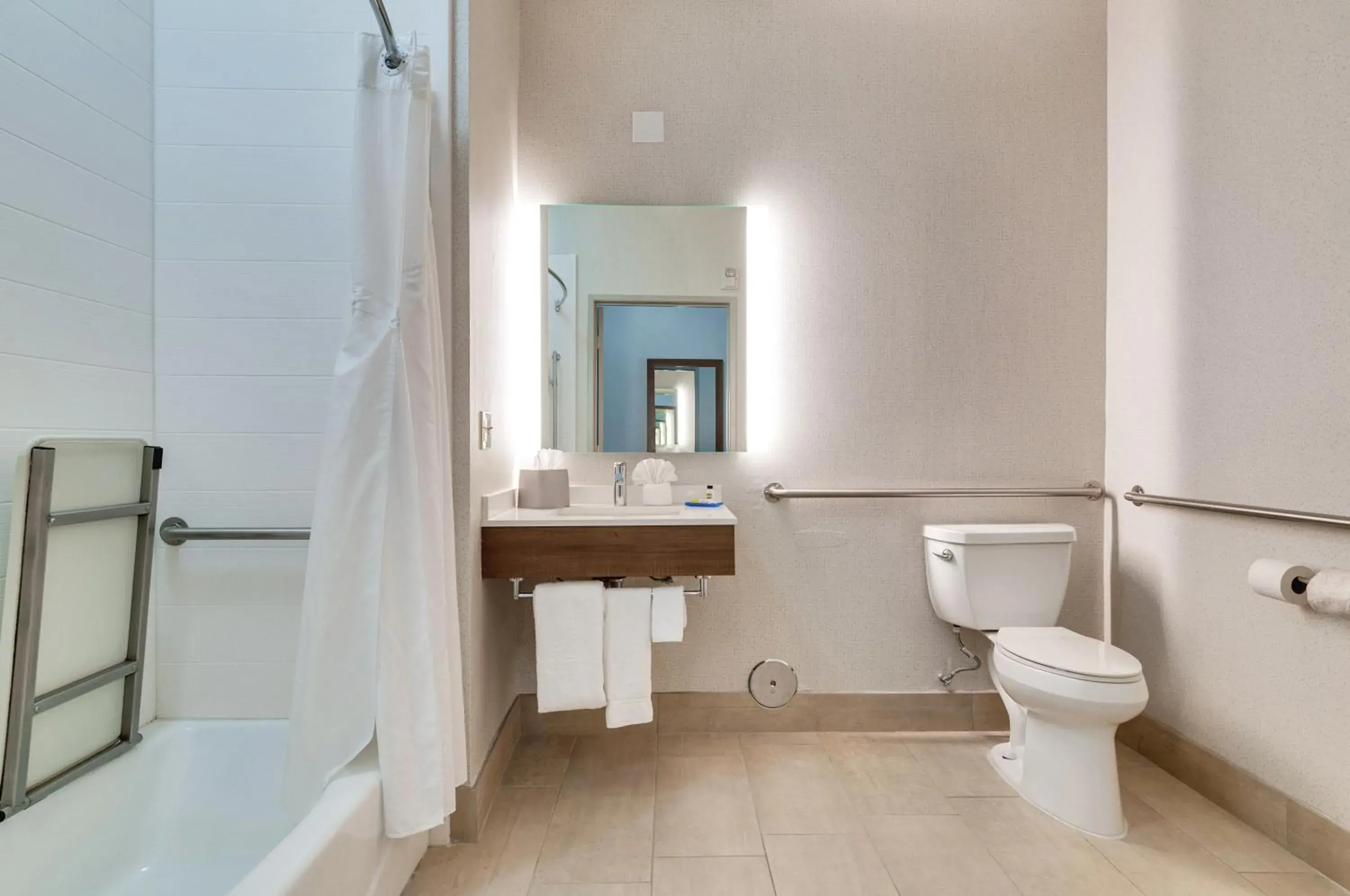 King Room - Mobility Access Tub - Non-Smoking in Holiday Inn Express Hotel & Suites Banning by IHG King Room - Mobility Access Tub - Non-Smoking in Holiday Inn Express Hotel & Suites Banning by IHG