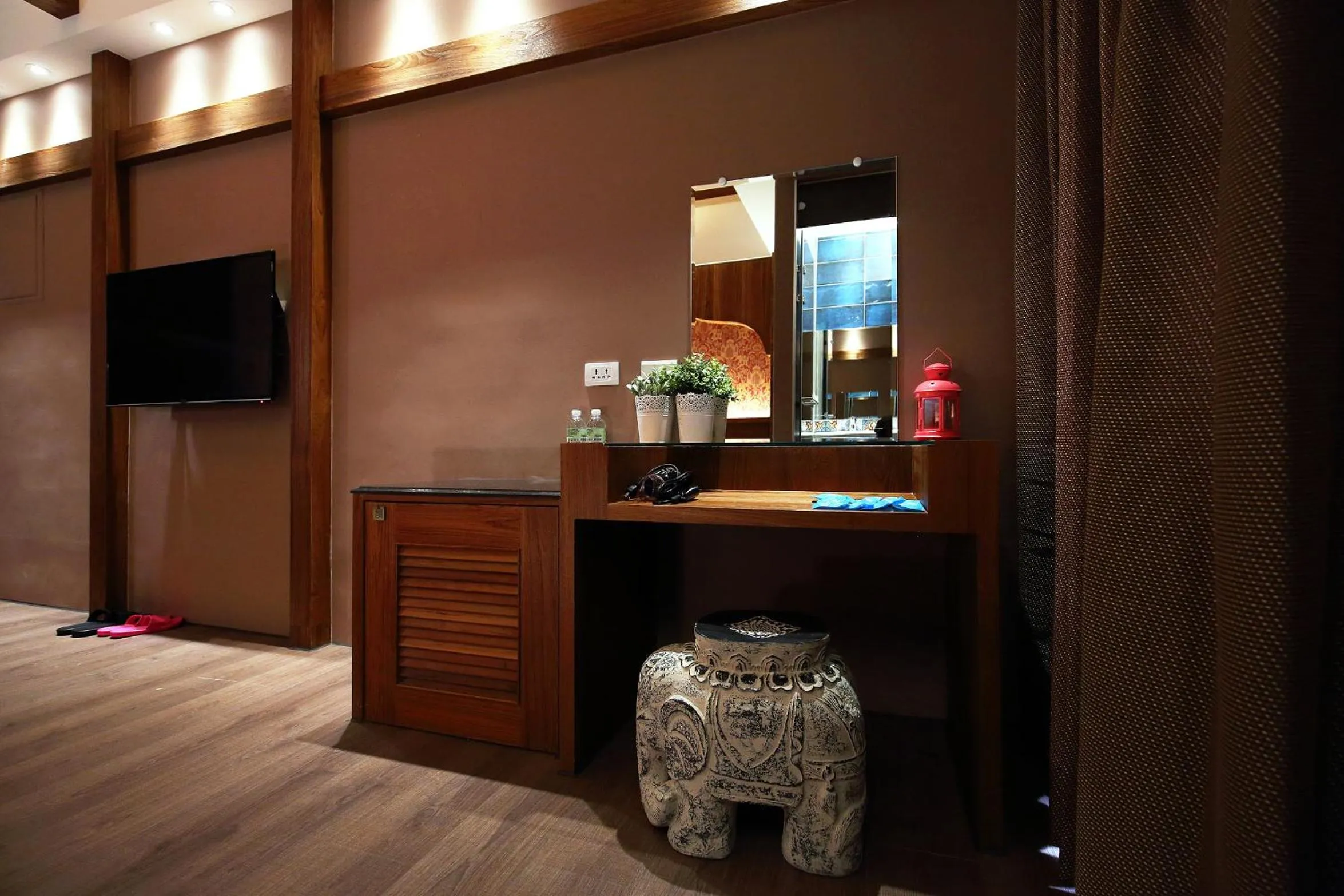 Decorative detail in Buckingham Palace B&B