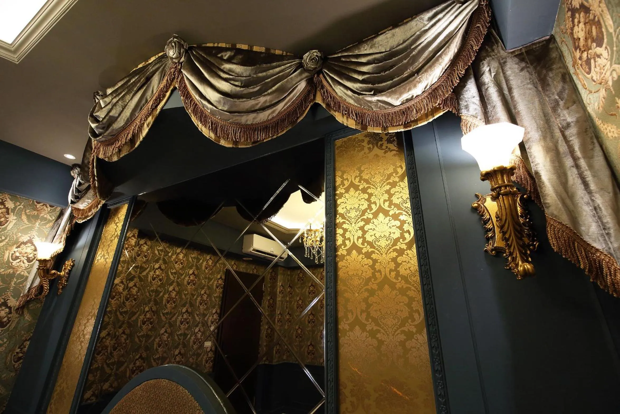 Decorative detail in Buckingham Palace B&B