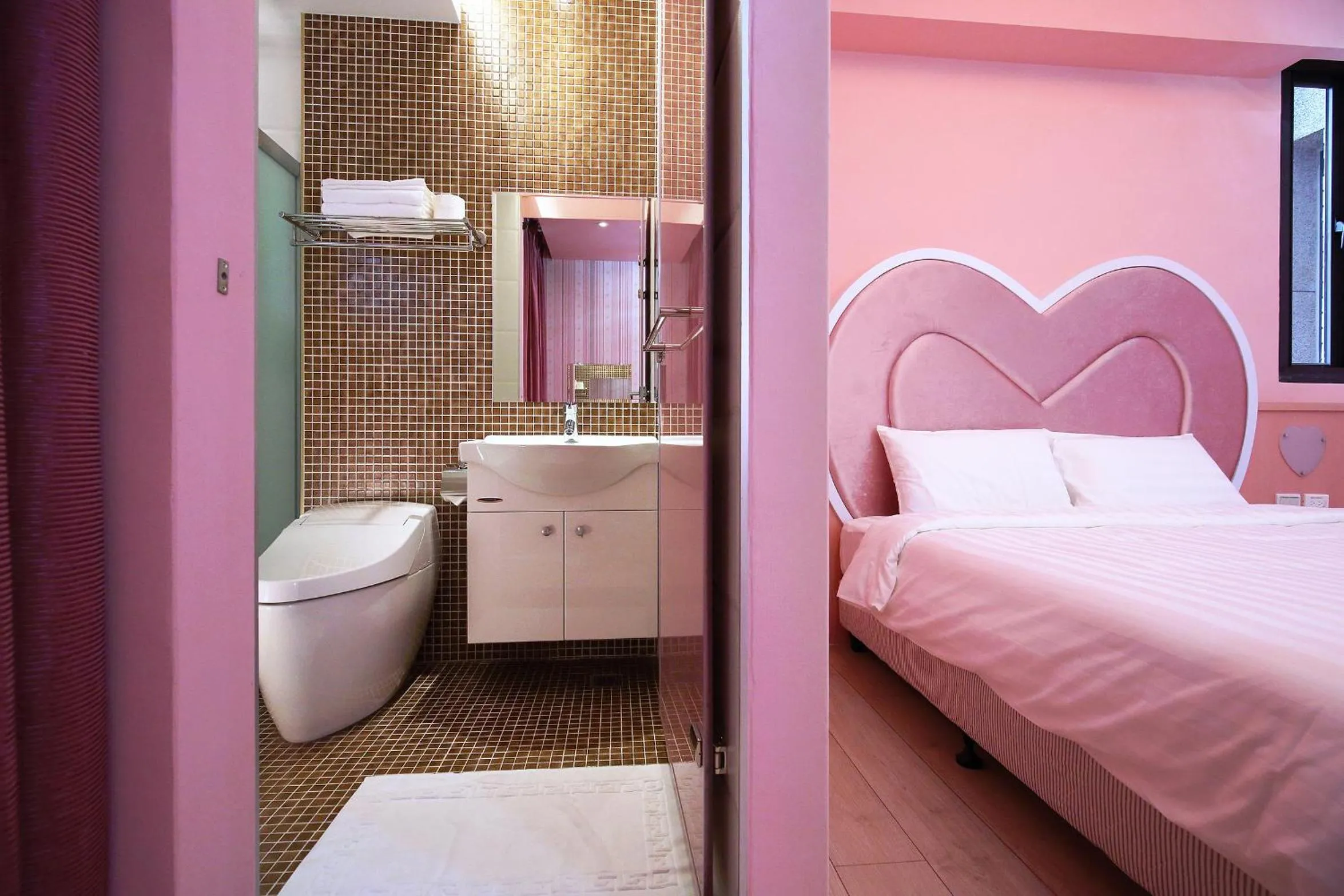 Bathroom, Bed in Buckingham Palace B&B