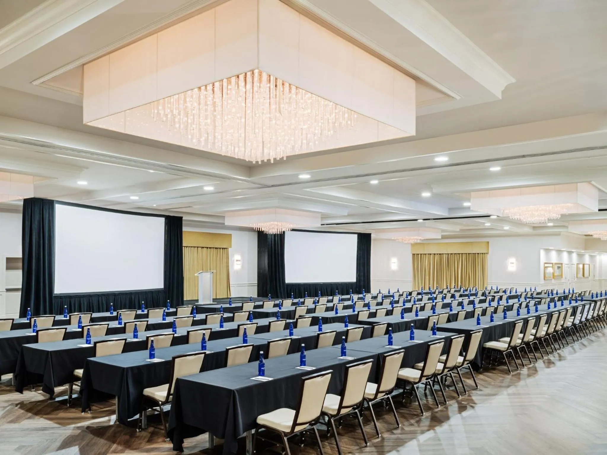 Meeting/conference room in Crowne Plaza Suffern-Mahwah by IHG