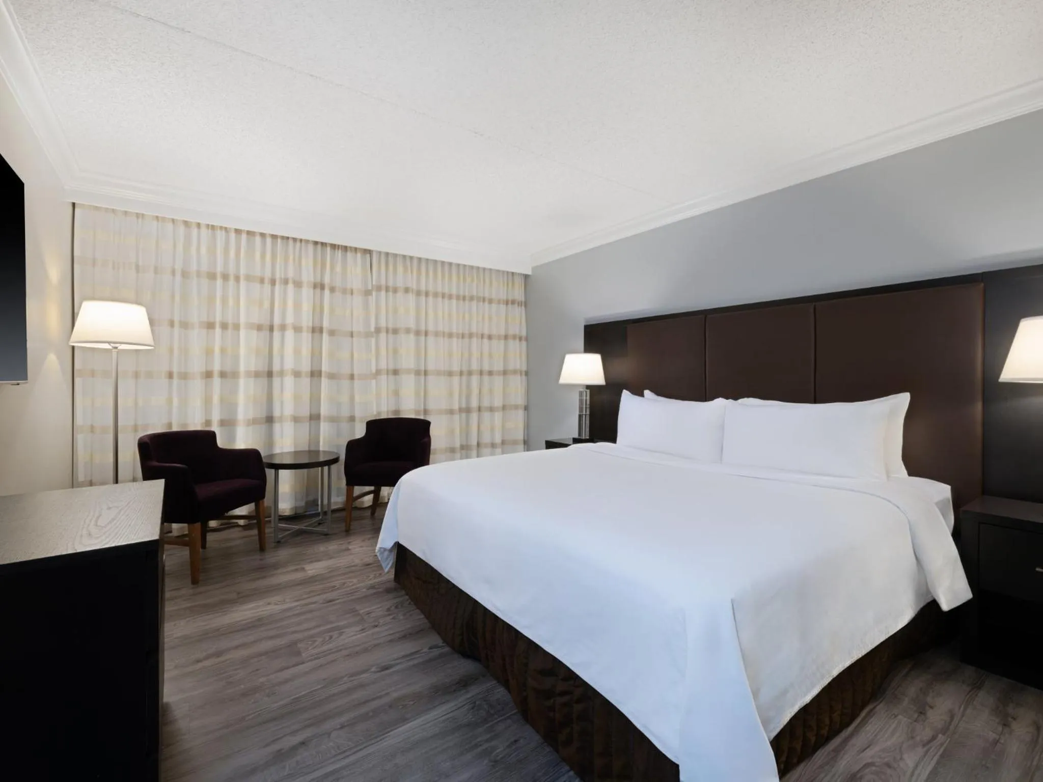 Photo of the whole room, Bed in Crowne Plaza Suffern-Mahwah by IHG