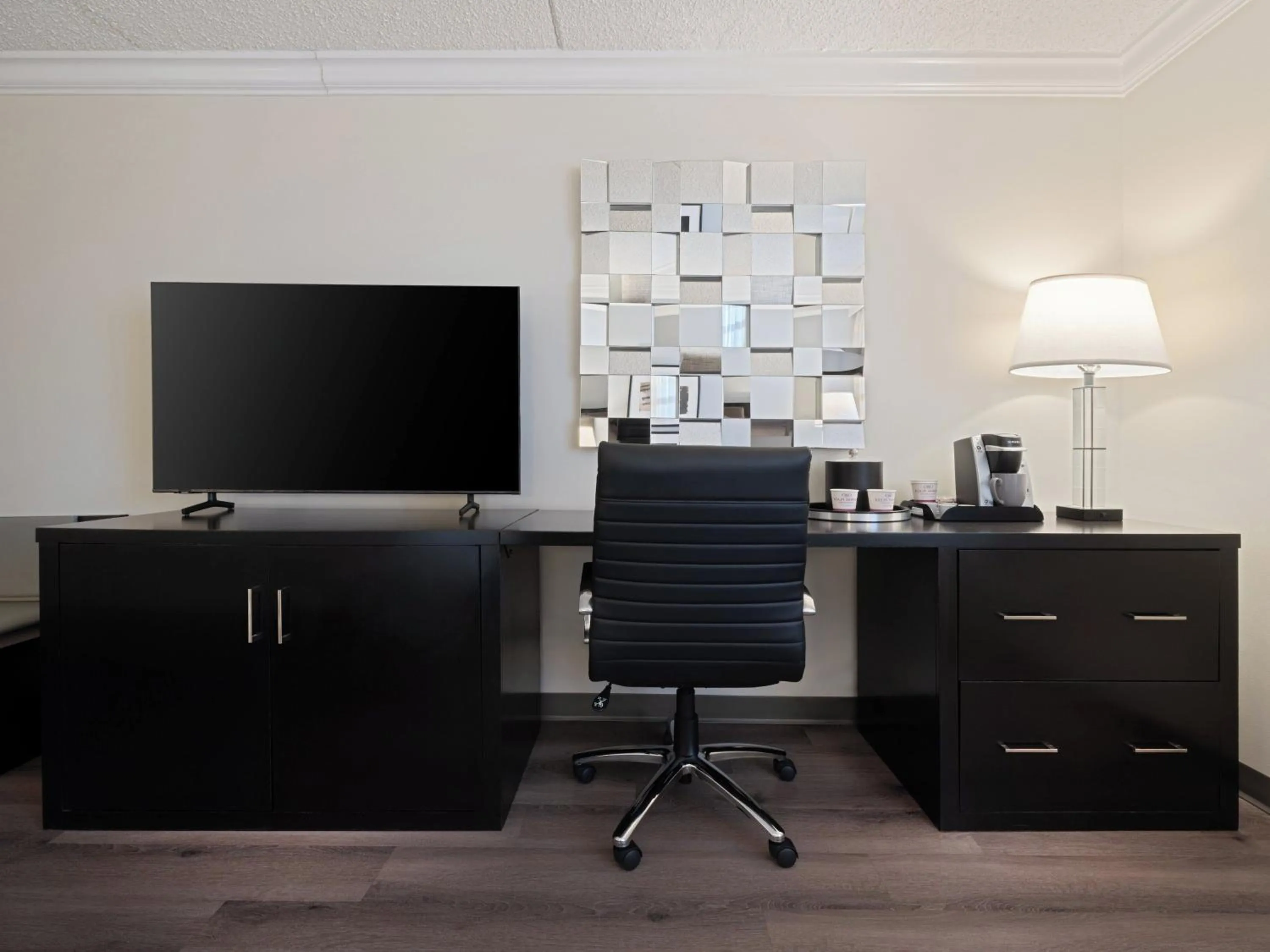 Bedroom in Crowne Plaza Suffern-Mahwah by IHG