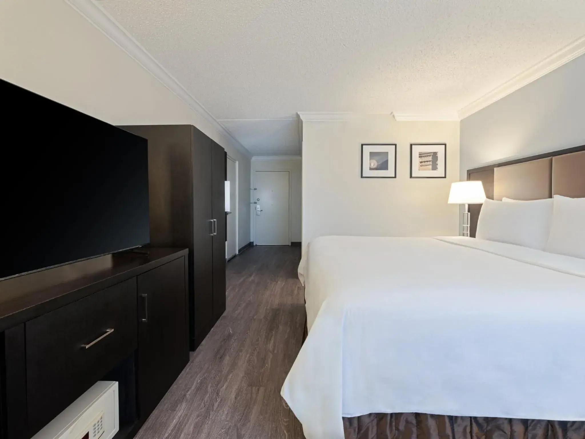 Standard King Room with Roll-In Shower - Communications Access in Crowne Plaza Suffern-Mahwah by IHG Standard King Room with Roll-In Shower - Communications Access in Crowne Plaza Suffern-Mahwah by IHG