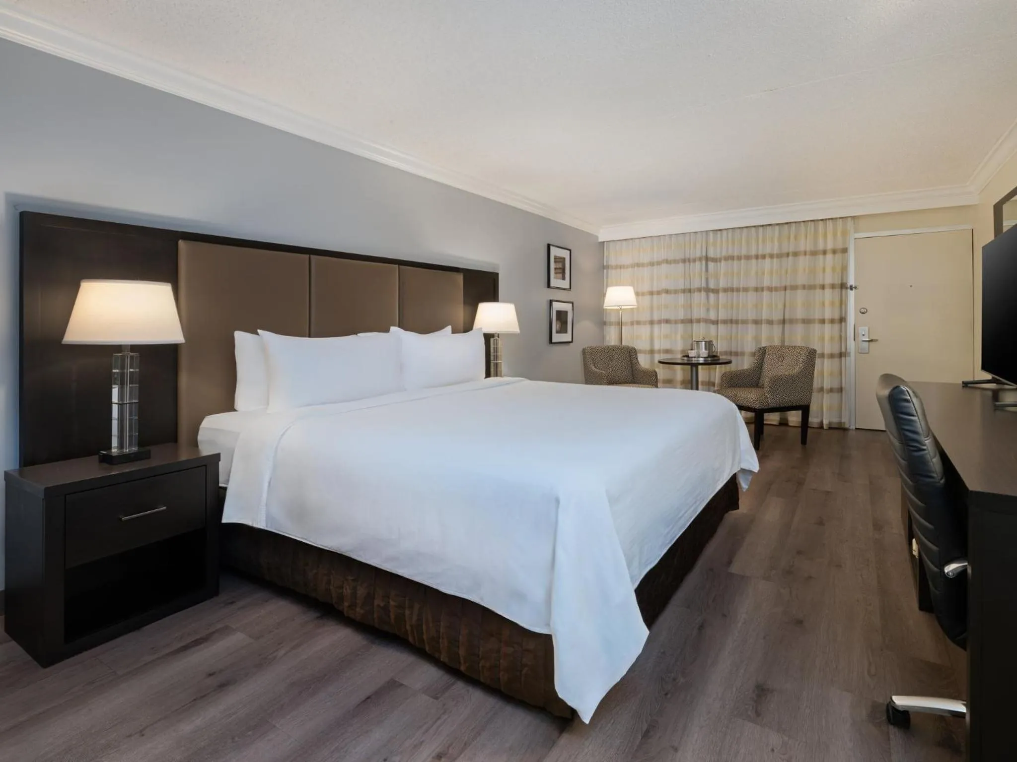 Photo of the whole room, Bed in Crowne Plaza Suffern-Mahwah by IHG