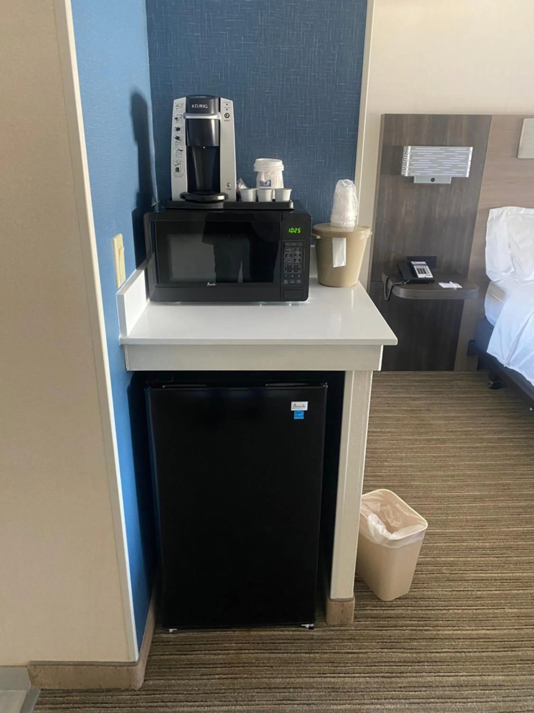 minibar, Bed in Holiday Inn Express Hotel & Suites Hermosa Beach by IHG