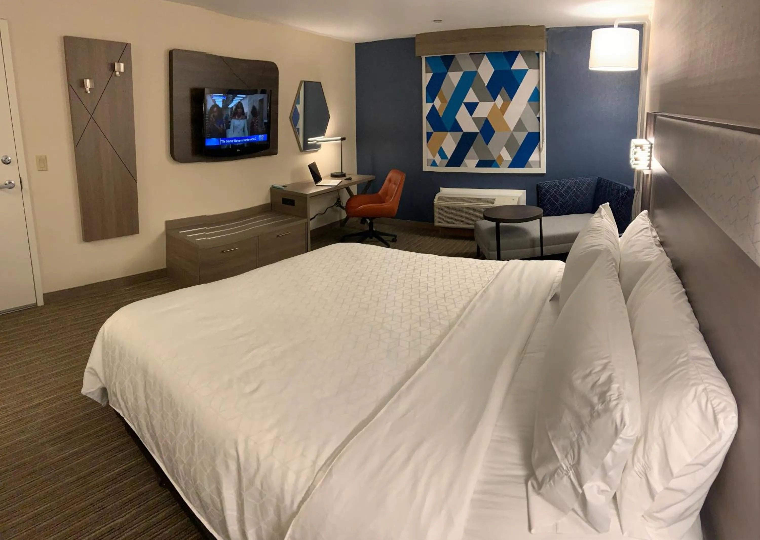 Bed in Holiday Inn Express Hotel & Suites Hermosa Beach by IHG